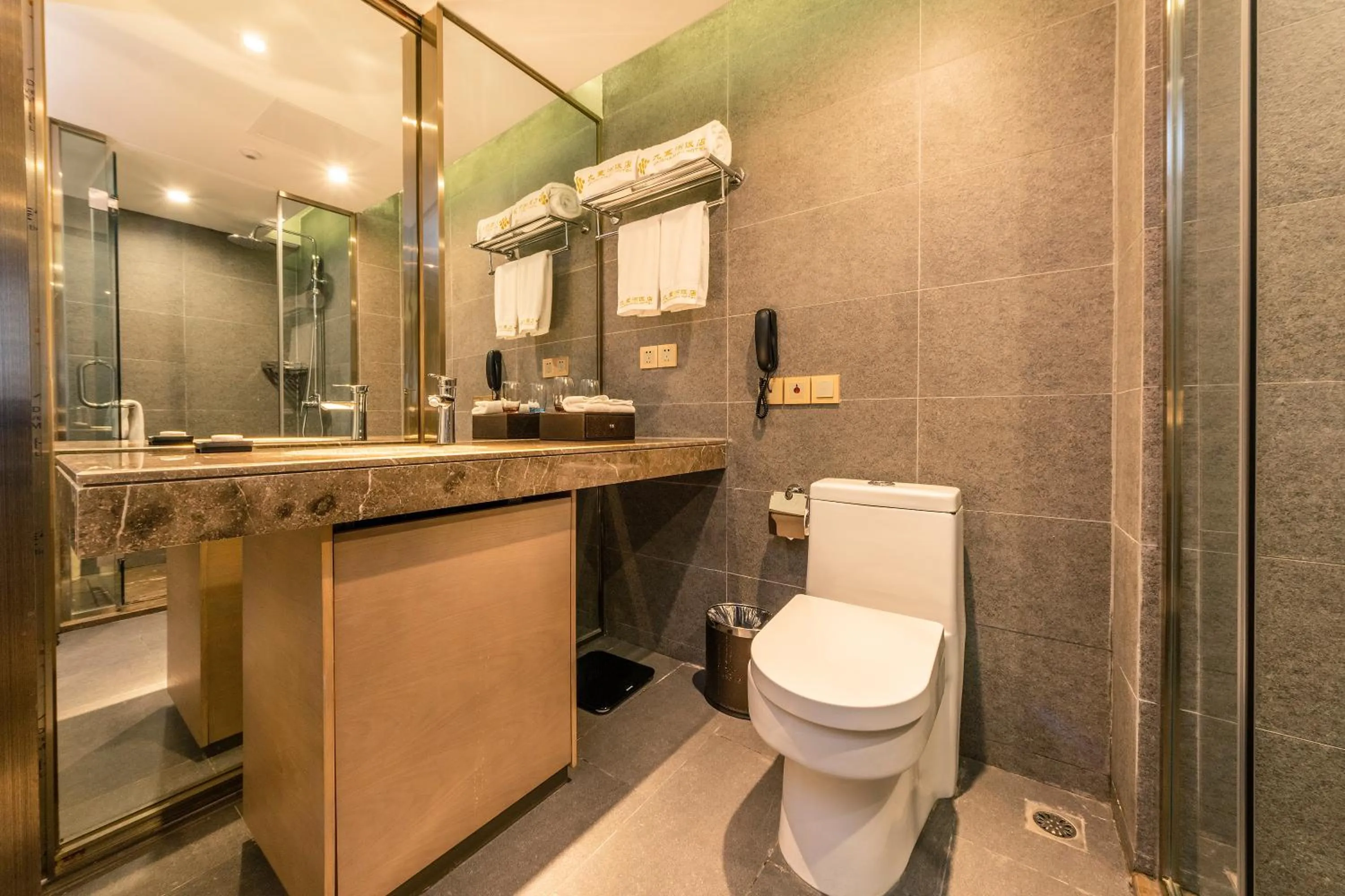 Toilet in Chengdu Jiuzhaigou Hotel