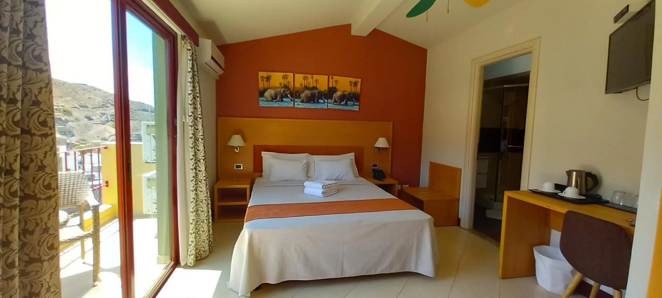 Photo of the whole room, Bed in Hotel Belvedere Mindelo, Cabo Verde