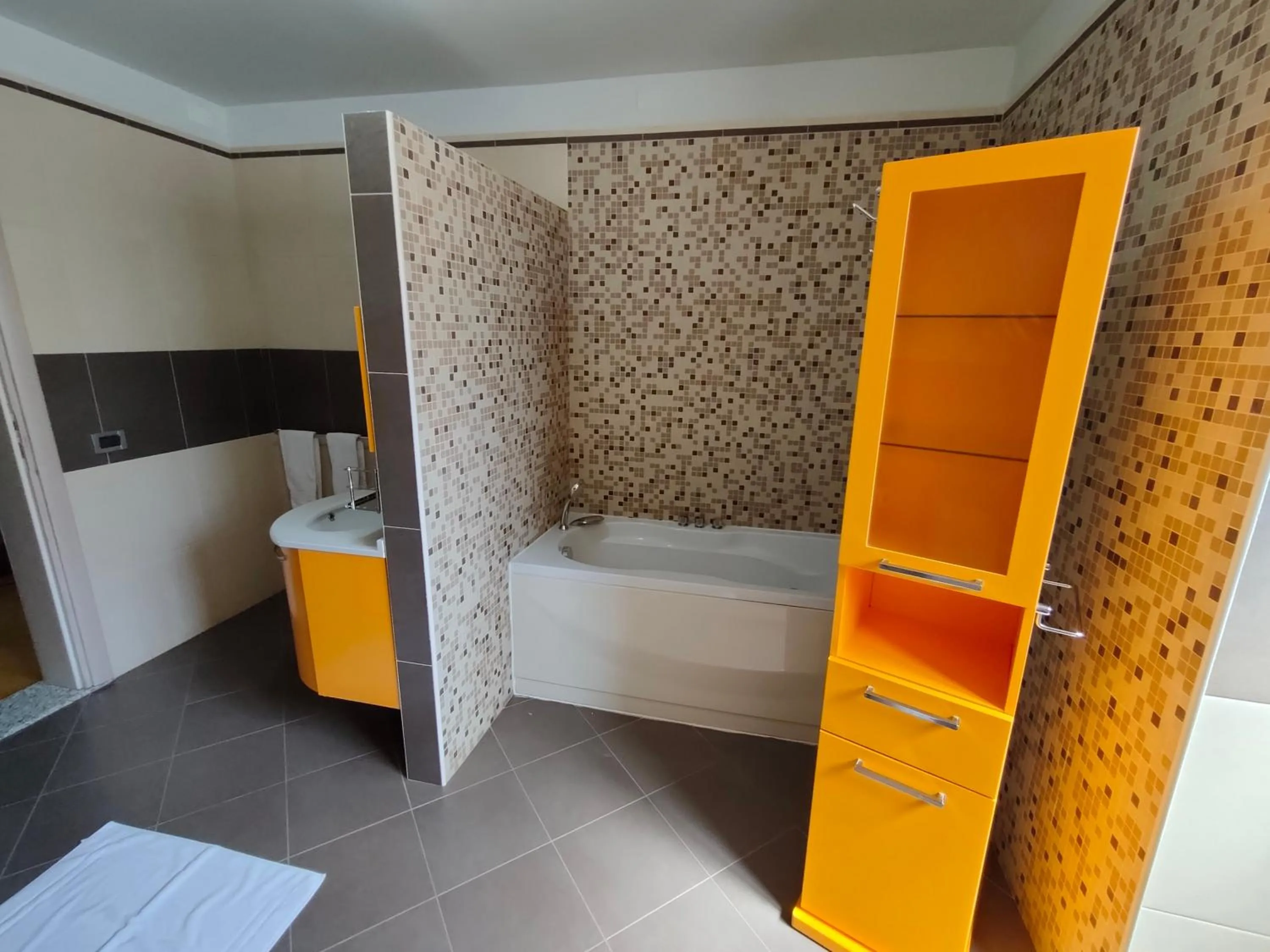 Bathroom, Bed in Hotel Belvedere Mindelo, Cabo Verde