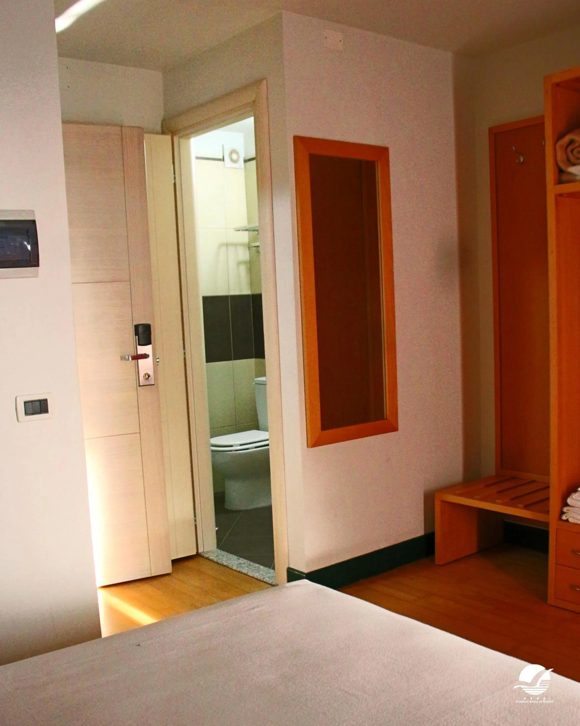 Bathroom, Bed in Hotel Belvedere Mindelo, Cabo Verde