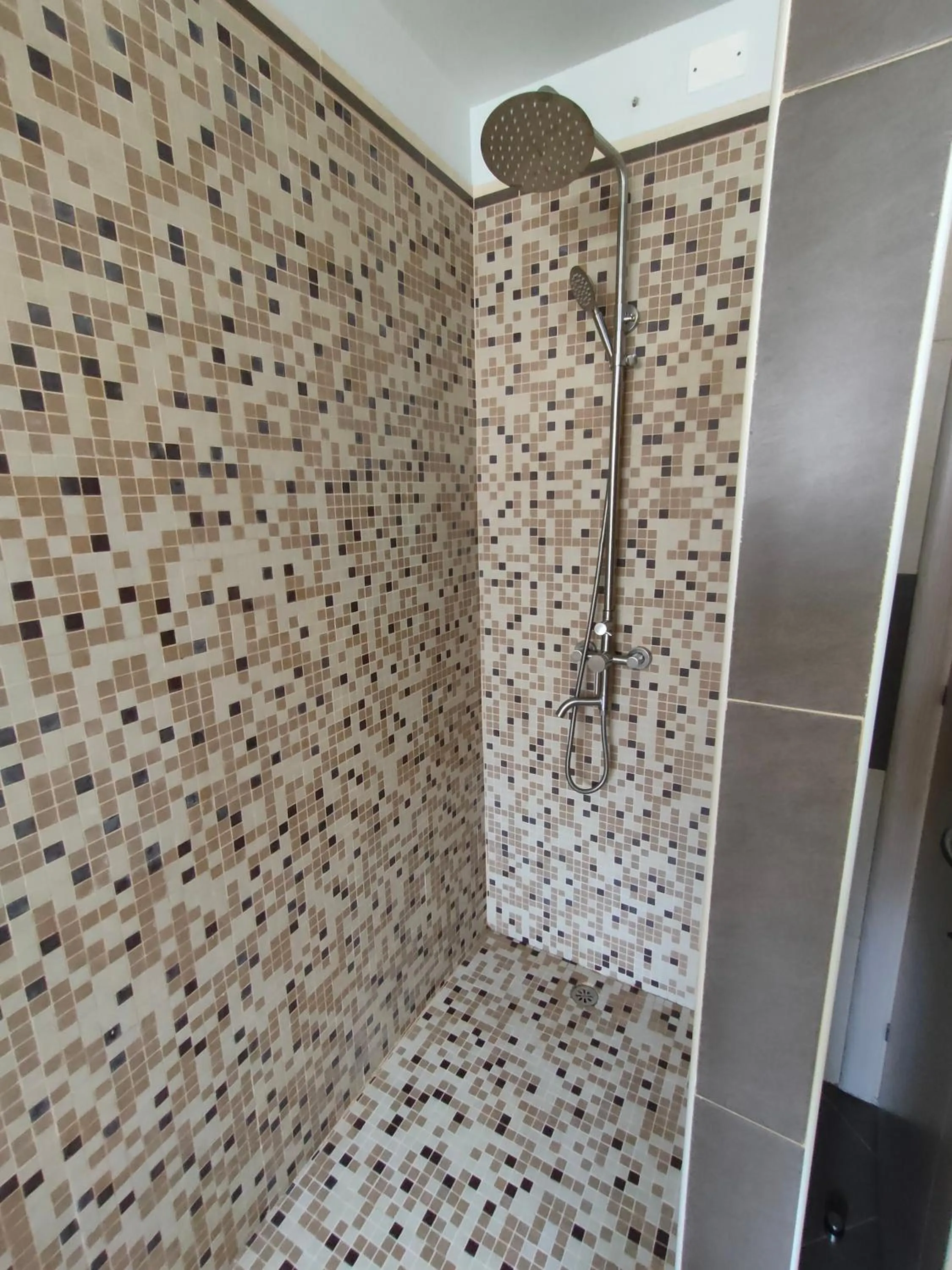 Shower in Hotel Belvedere Mindelo, Cabo Verde
