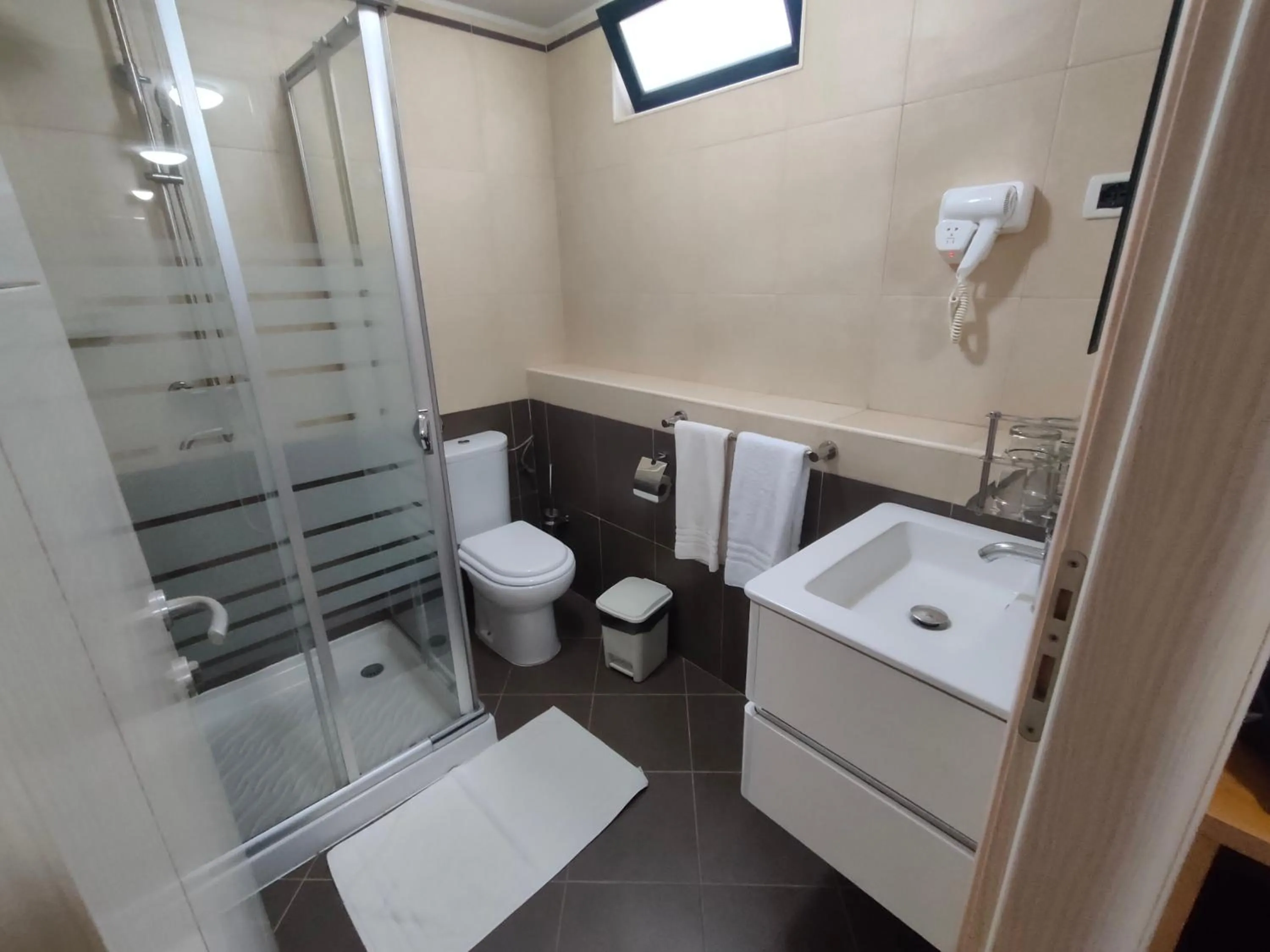 Shower in Hotel Belvedere Mindelo, Cabo Verde