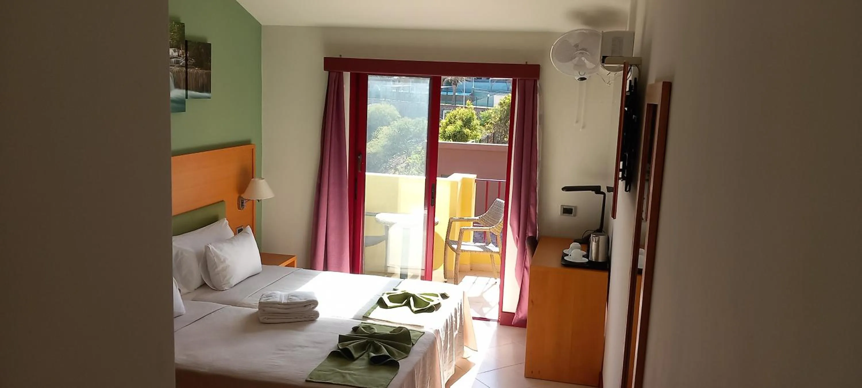 TV and multimedia, Bed in Hotel Belvedere Mindelo, Cabo Verde