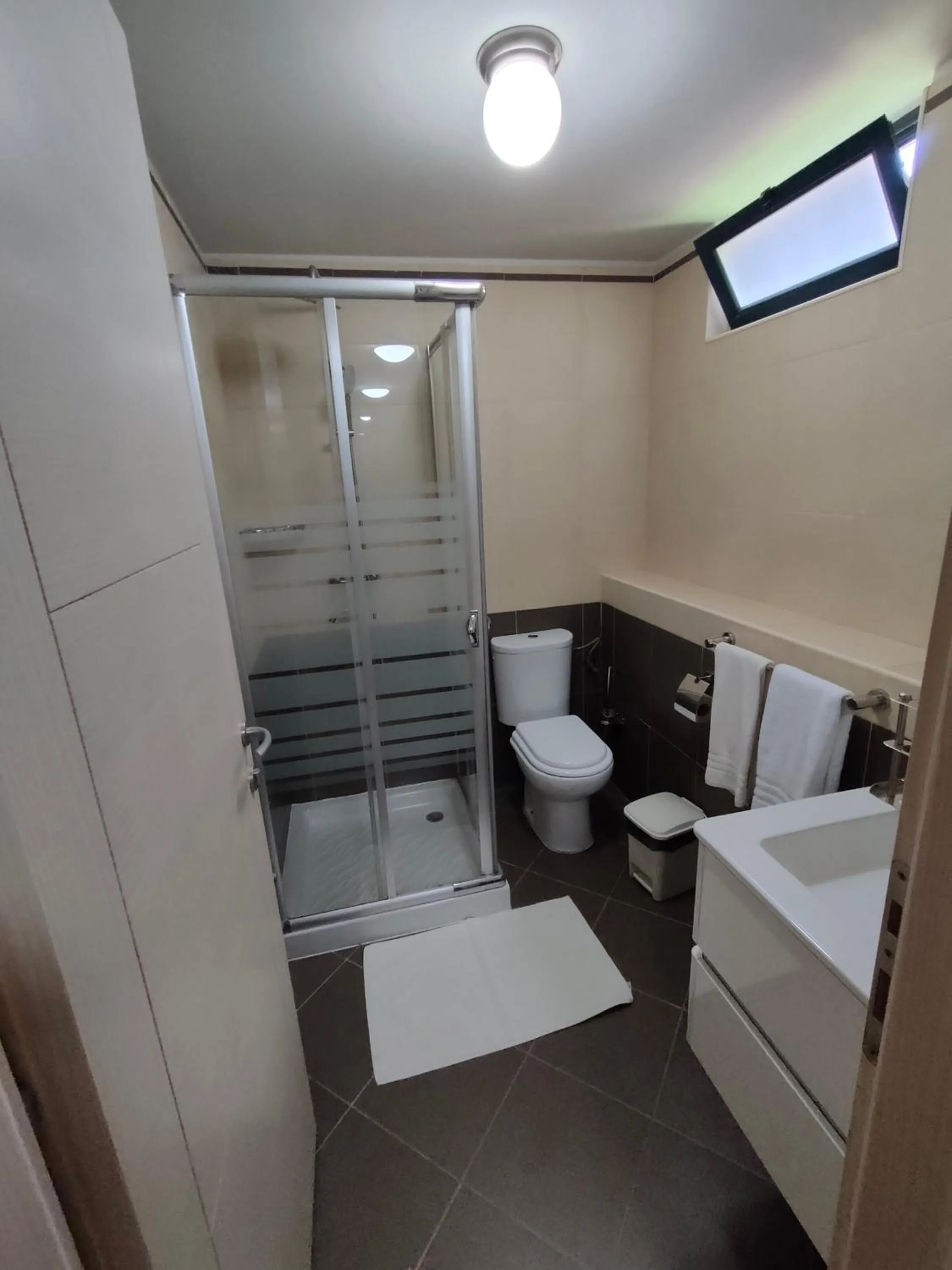 Shower in Hotel Belvedere Mindelo, Cabo Verde