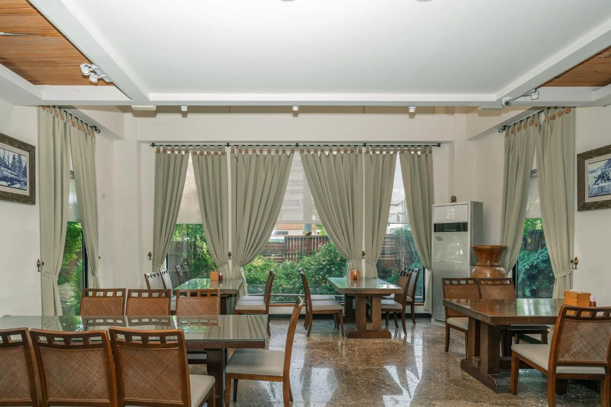 Restaurant/Places to Eat in Cypress House