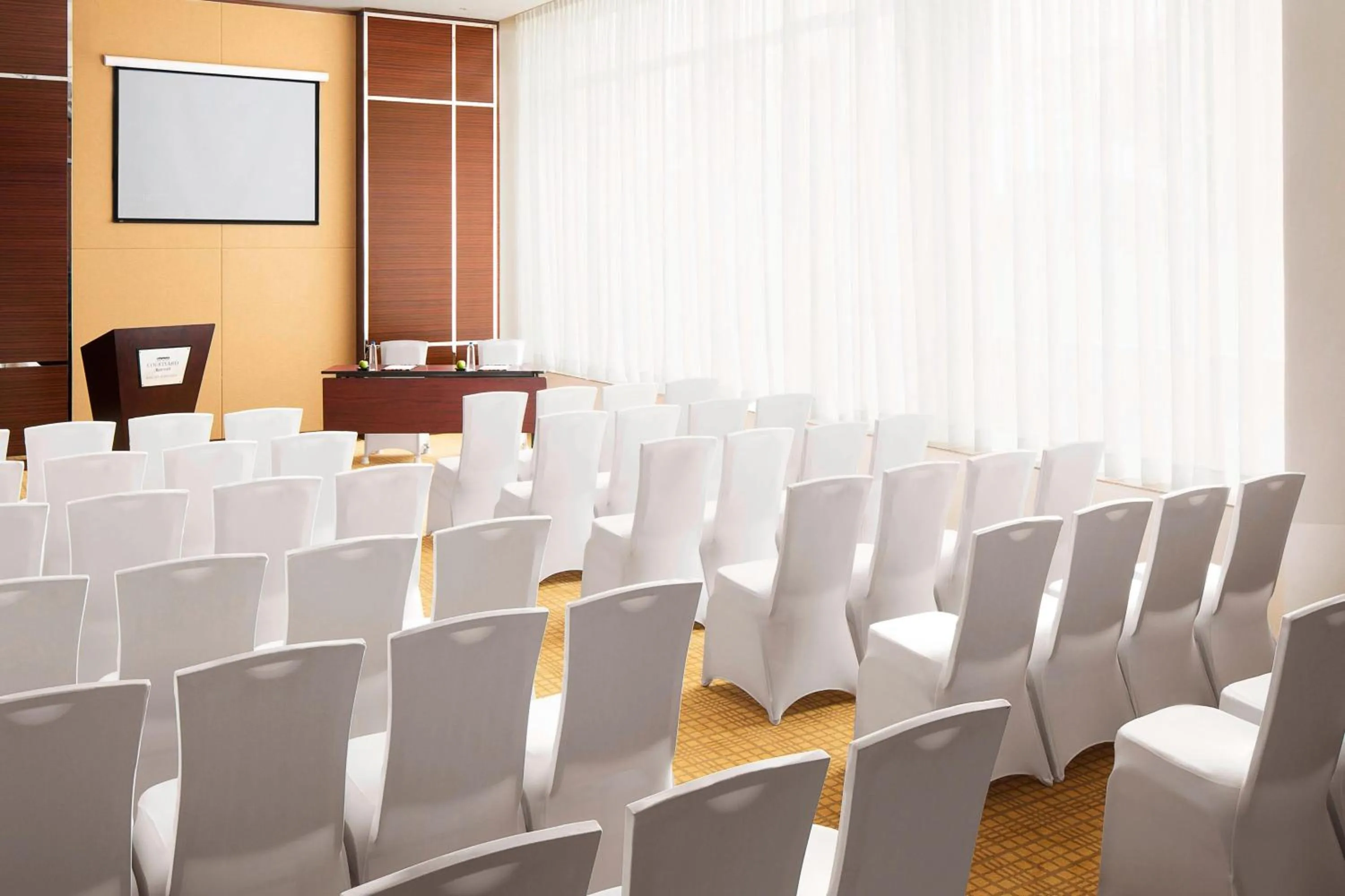 Meeting/conference room in Courtyard by Marriott Kochi Airport