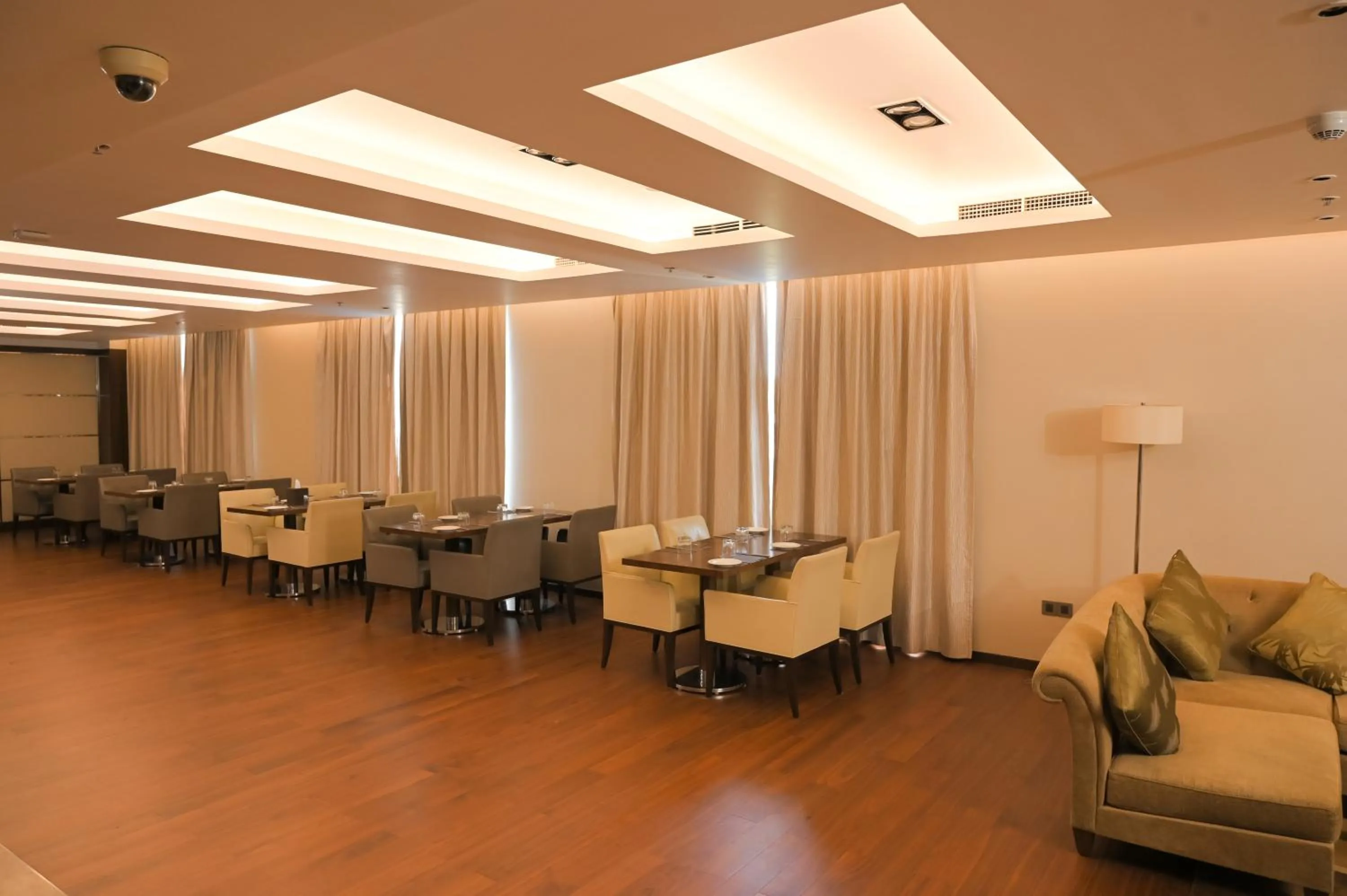 Lounge or bar in Courtyard by Marriott Kochi Airport