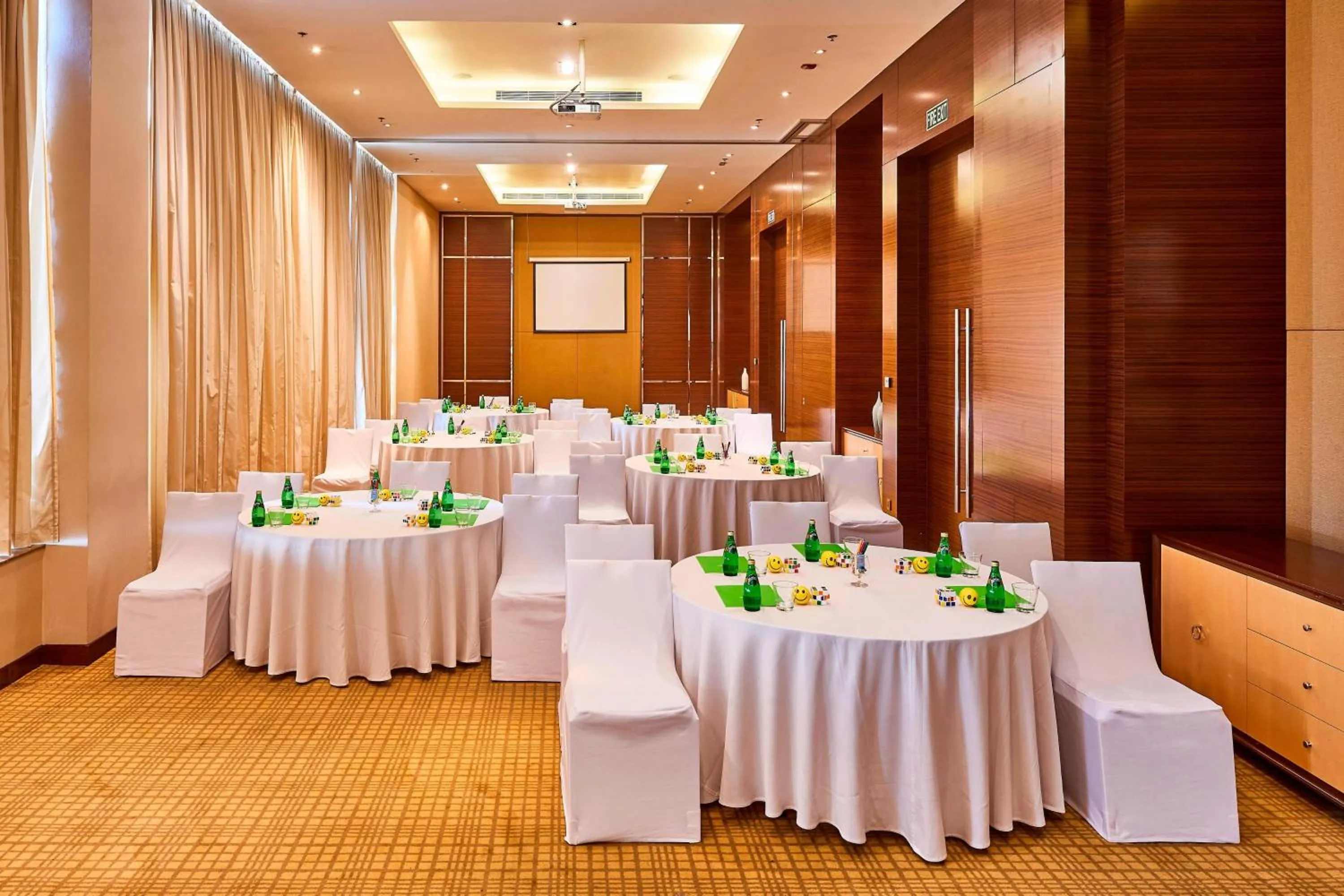 Meeting/conference room in Courtyard by Marriott Kochi Airport