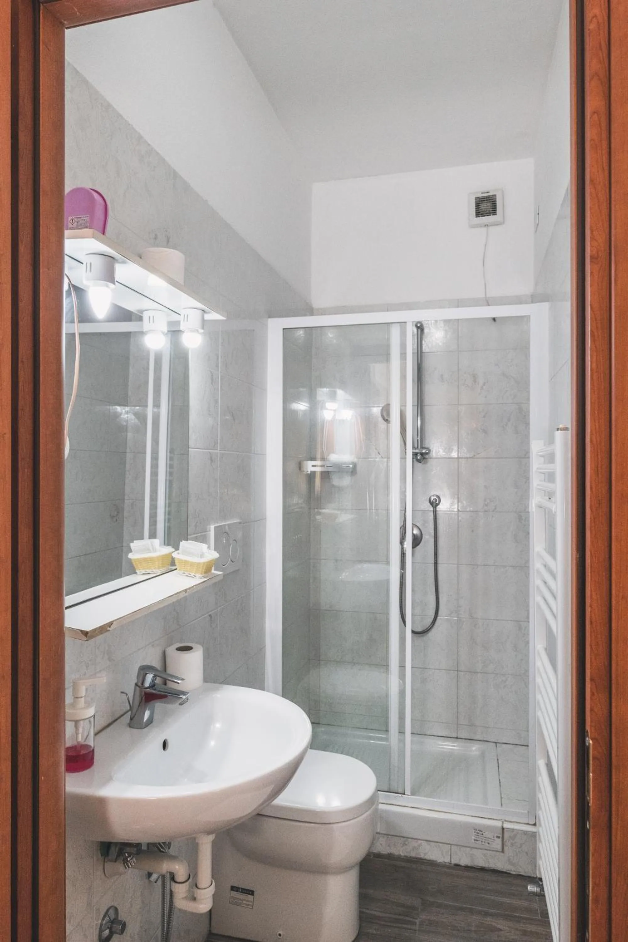 Bulldog Station Apartments with private WC, AC, TV