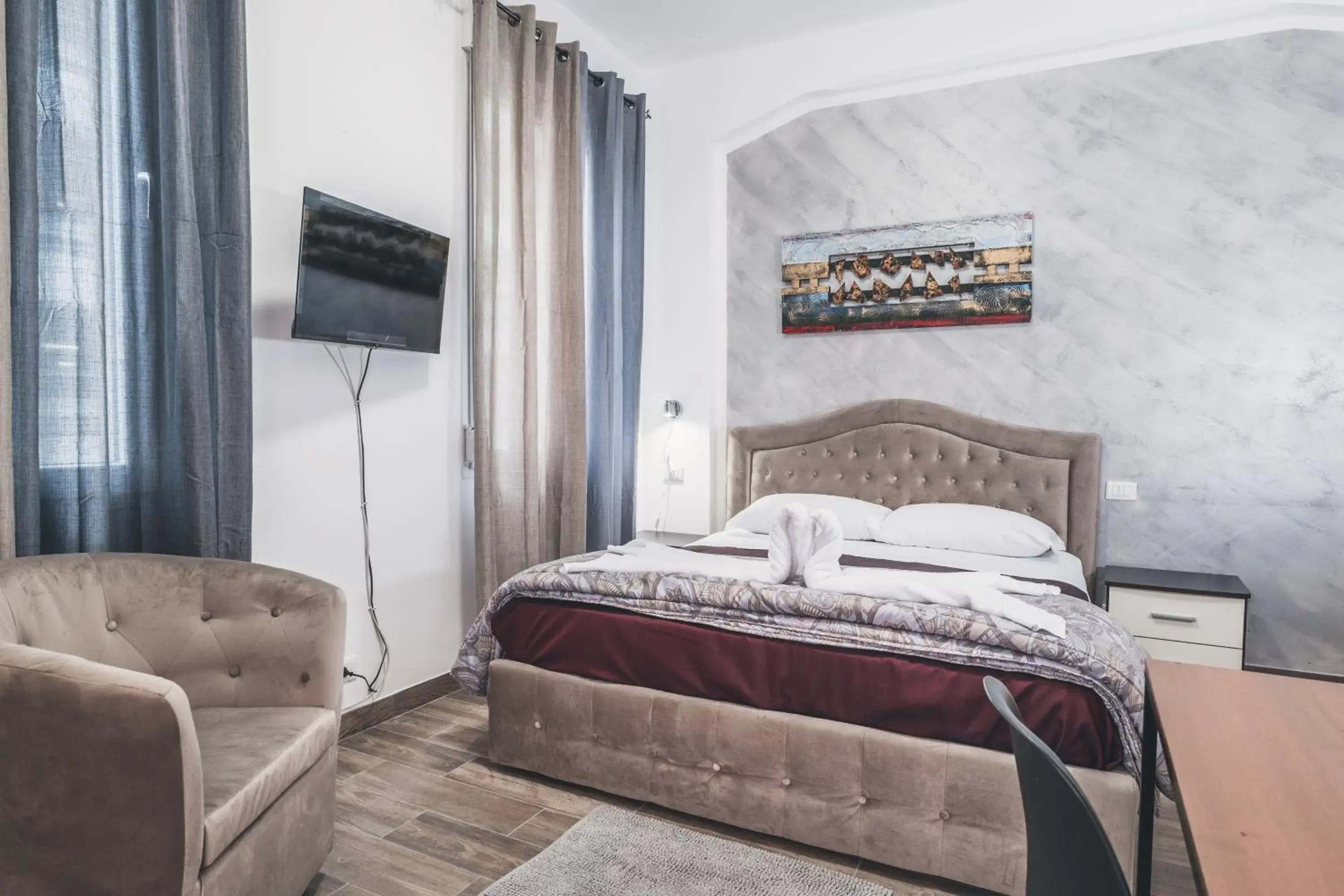 Bulldog Station Apartments with private WC, AC, TV Bulldog Station Apartments with private WC, AC, TV