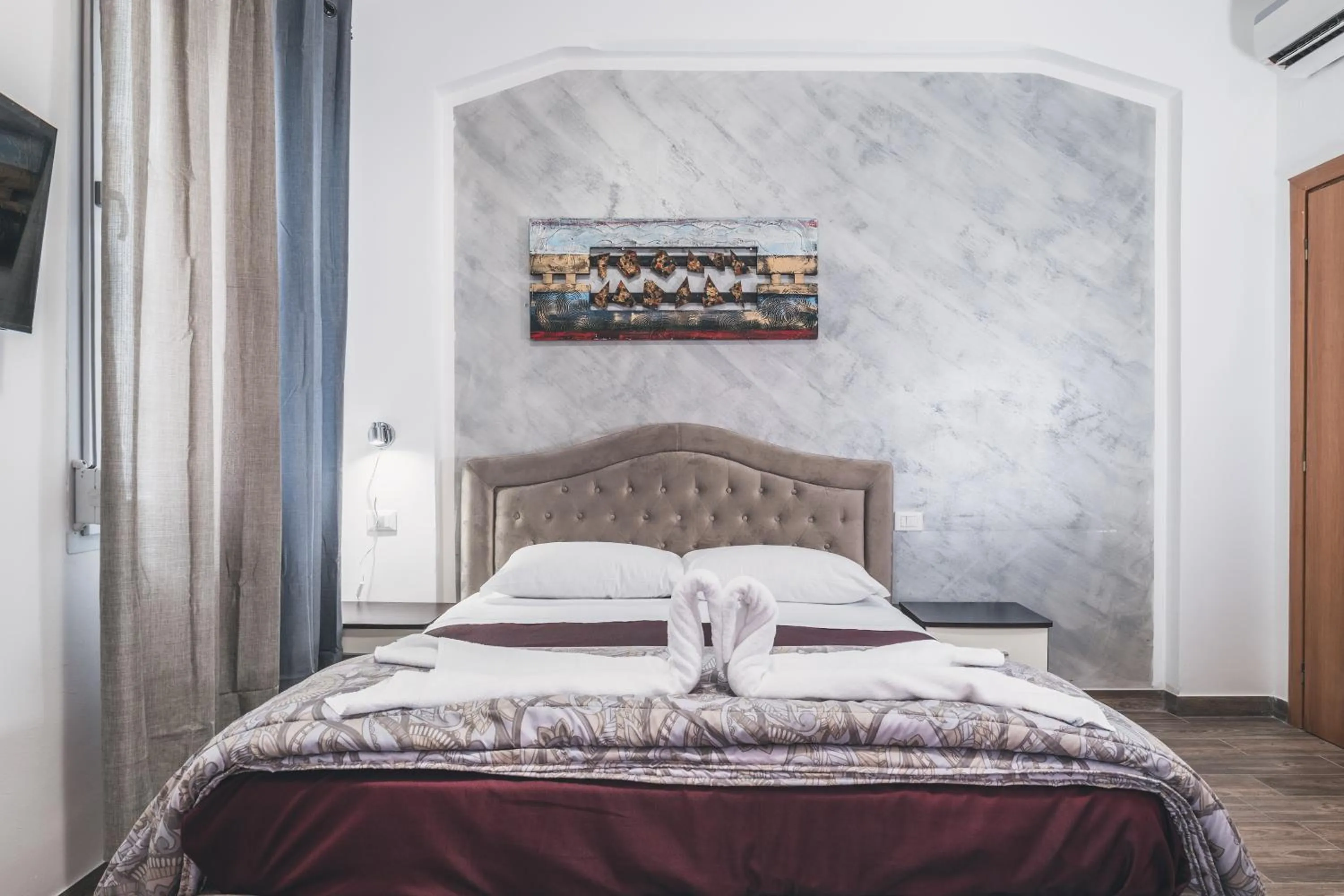 Bulldog Station Apartments with private WC, AC, TV