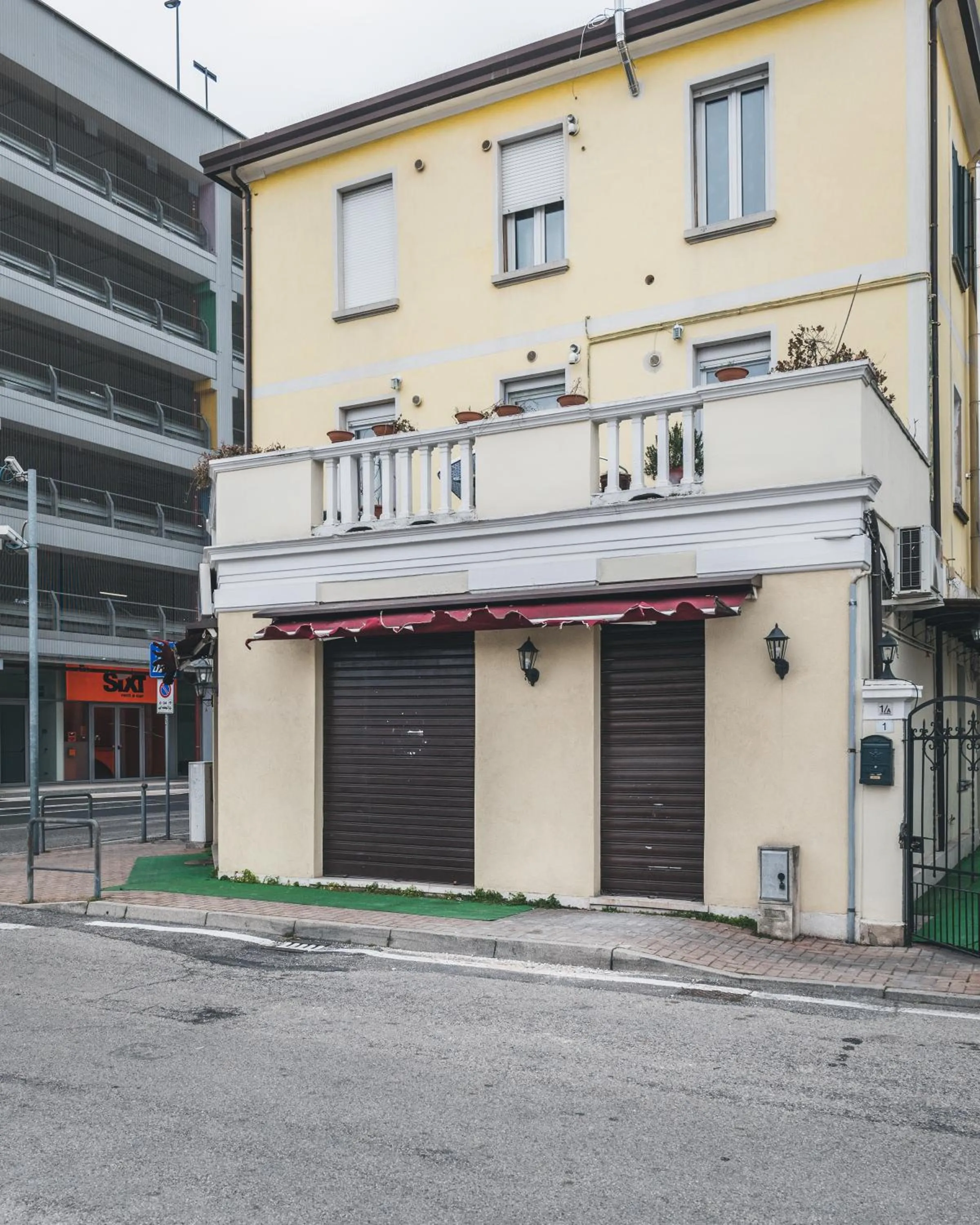 Bulldog Station Apartments with private WC, AC, TV