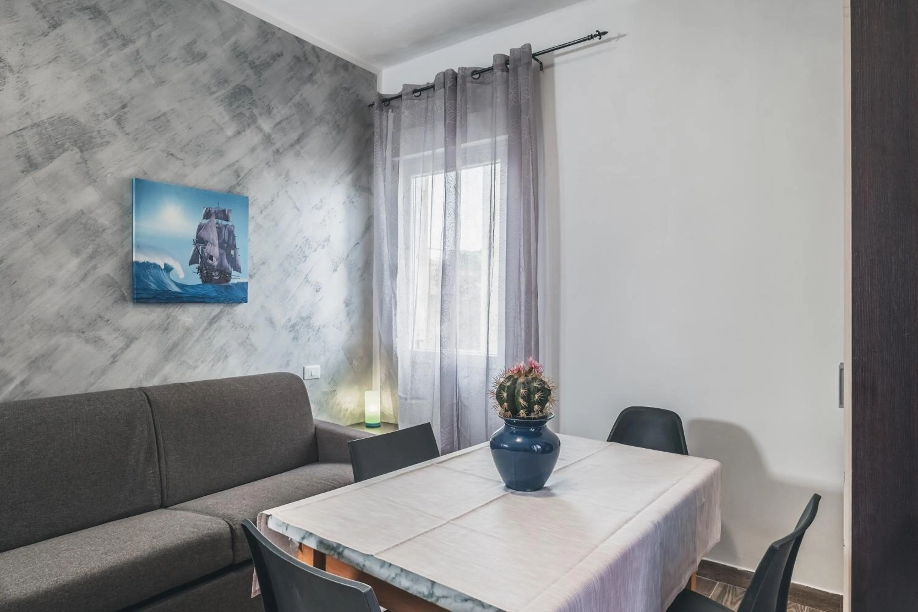 Bulldog Station Apartments with private WC, AC, TV