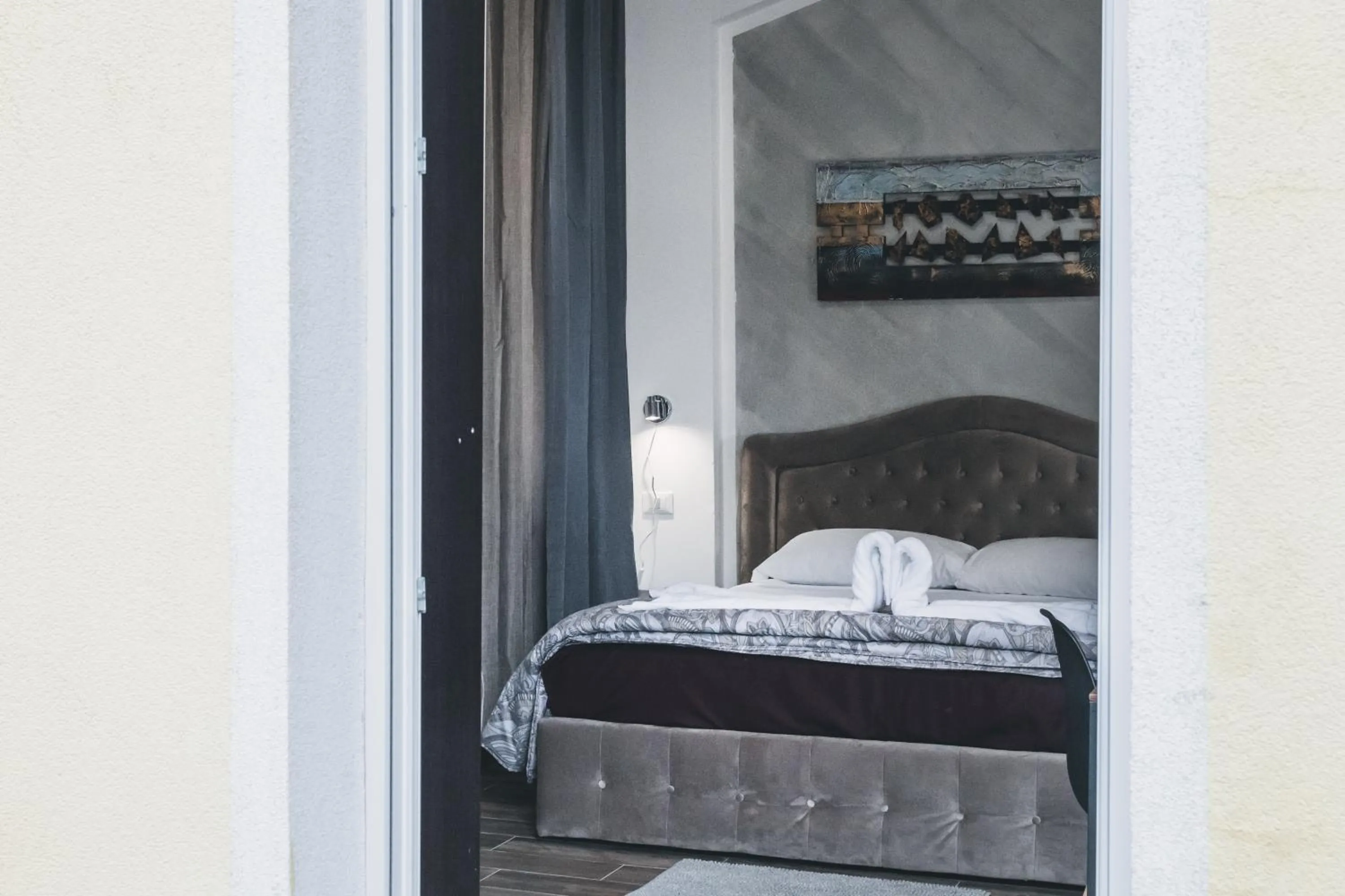 Bulldog Station Apartments with private WC, AC, TV