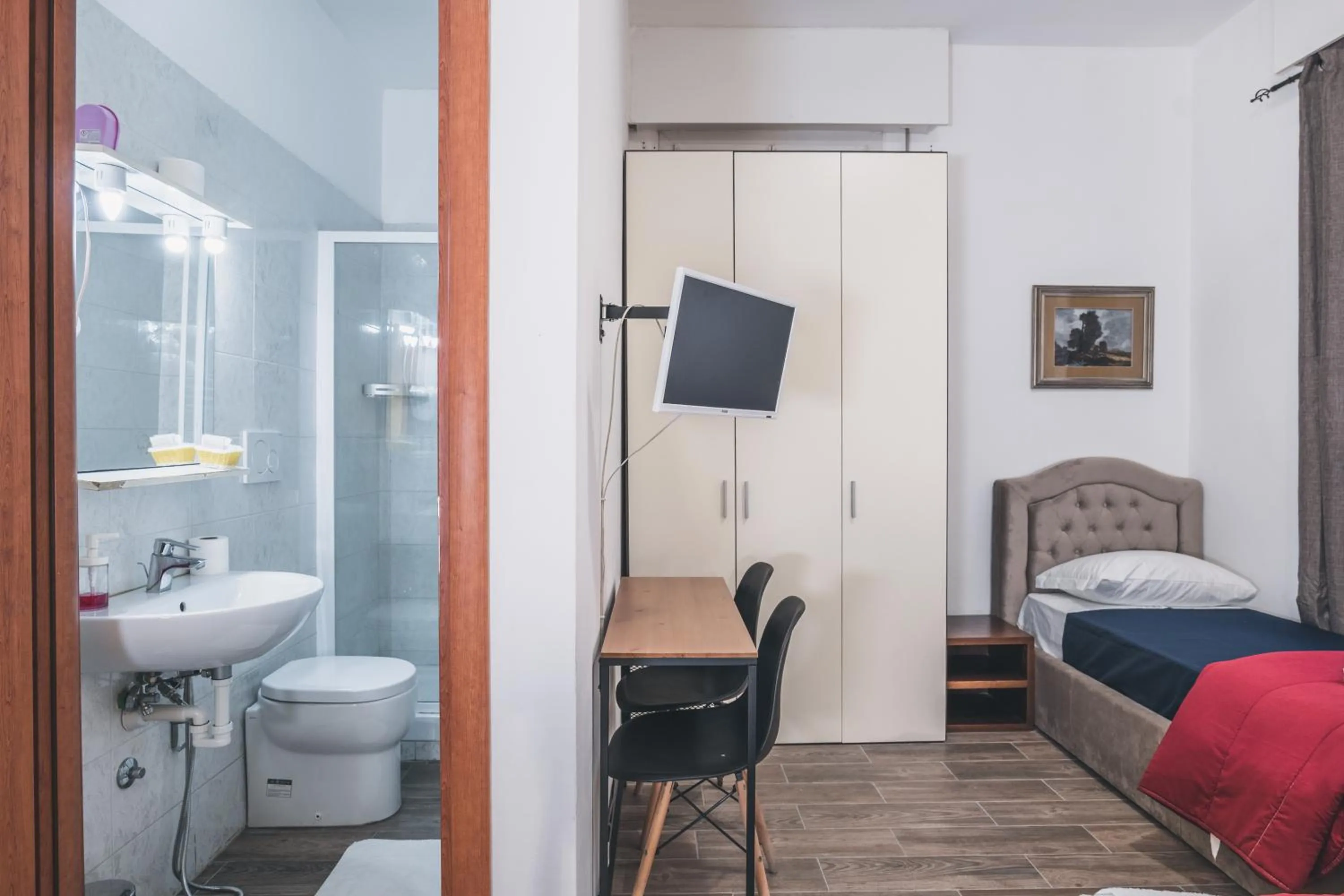 Bulldog Station Apartments with private WC, AC, TV