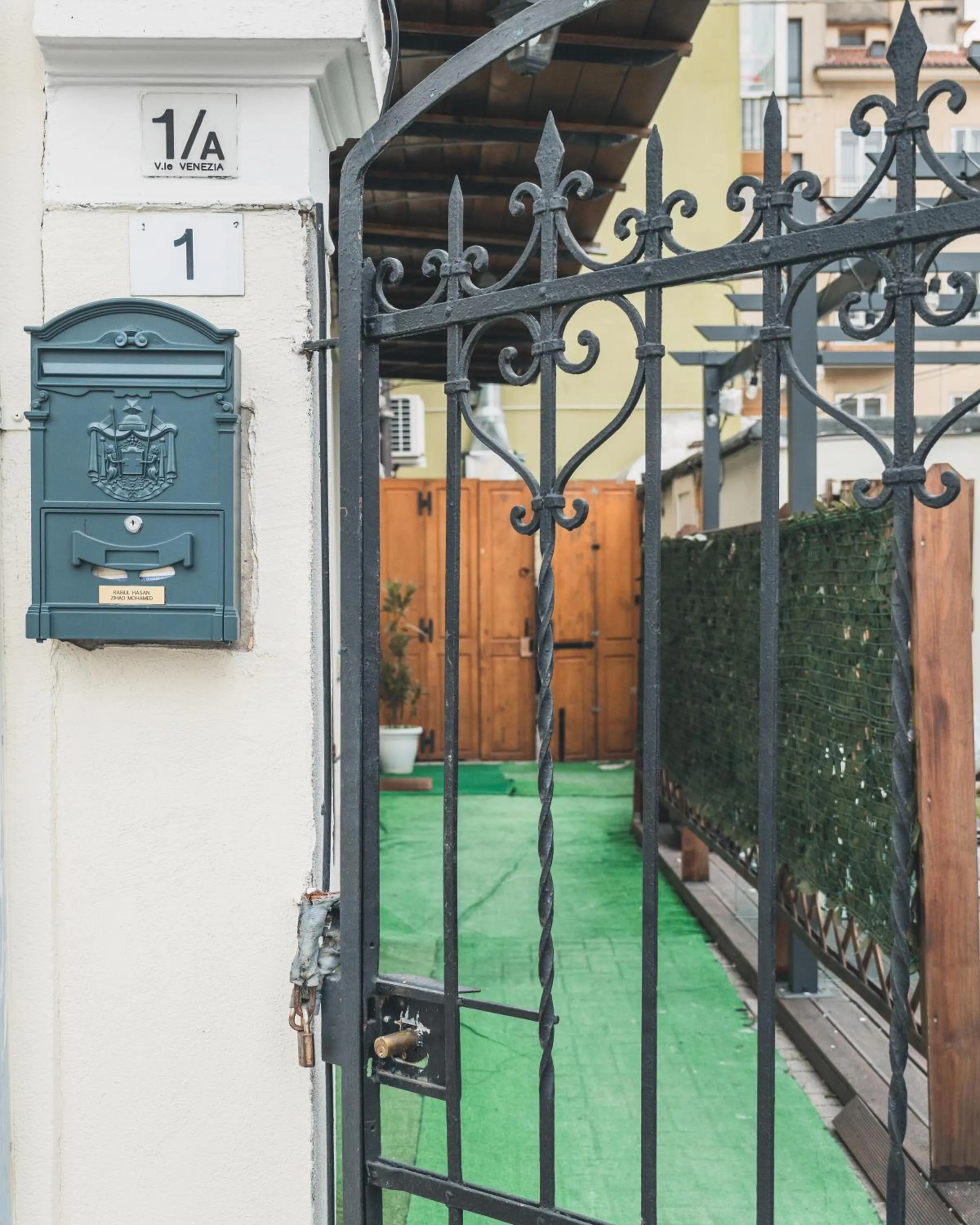 Bulldog Station Apartments with private WC, AC, TV