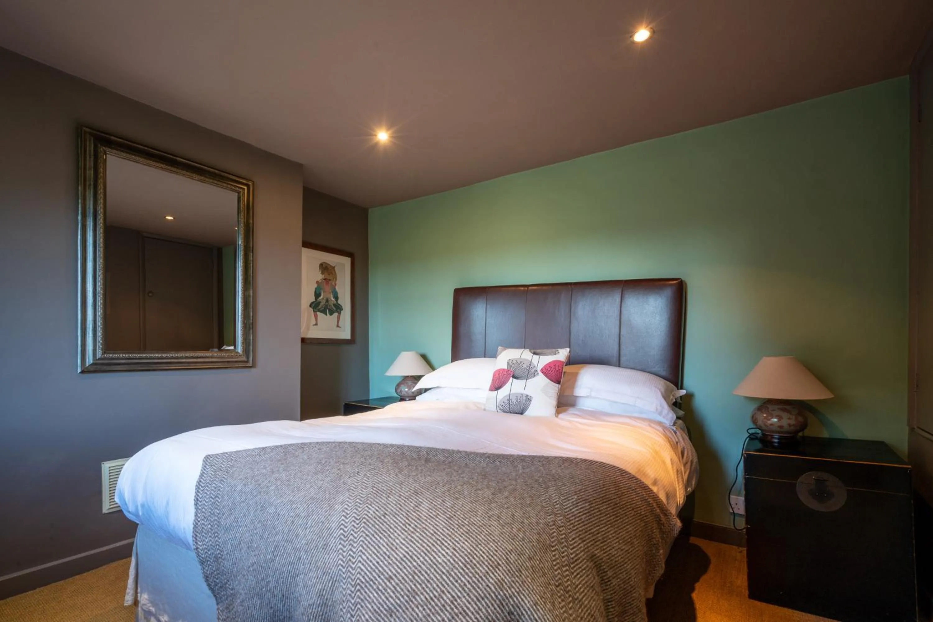 Photo of the whole room, Bed in The Royal Oak Inn