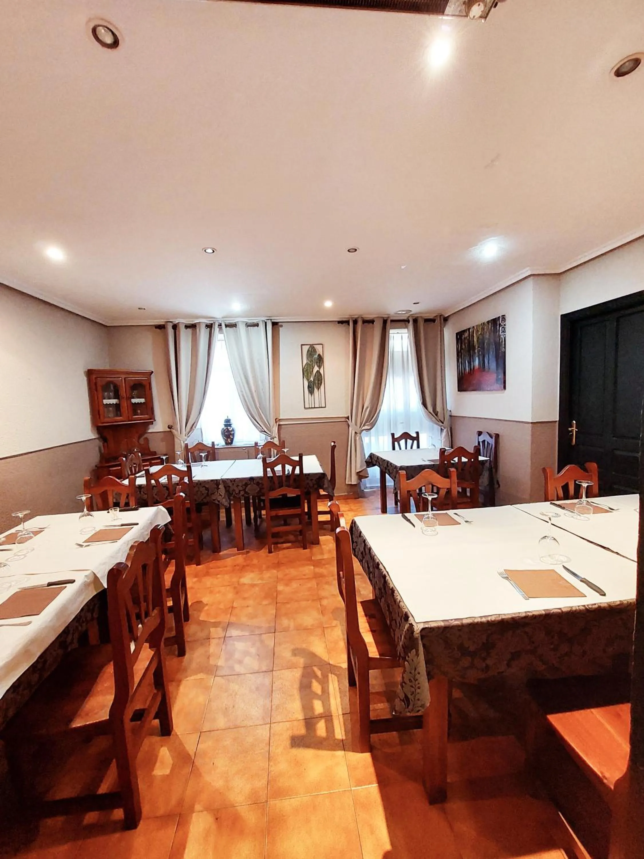 Restaurant/places to eat in Apartahotel portal de leon