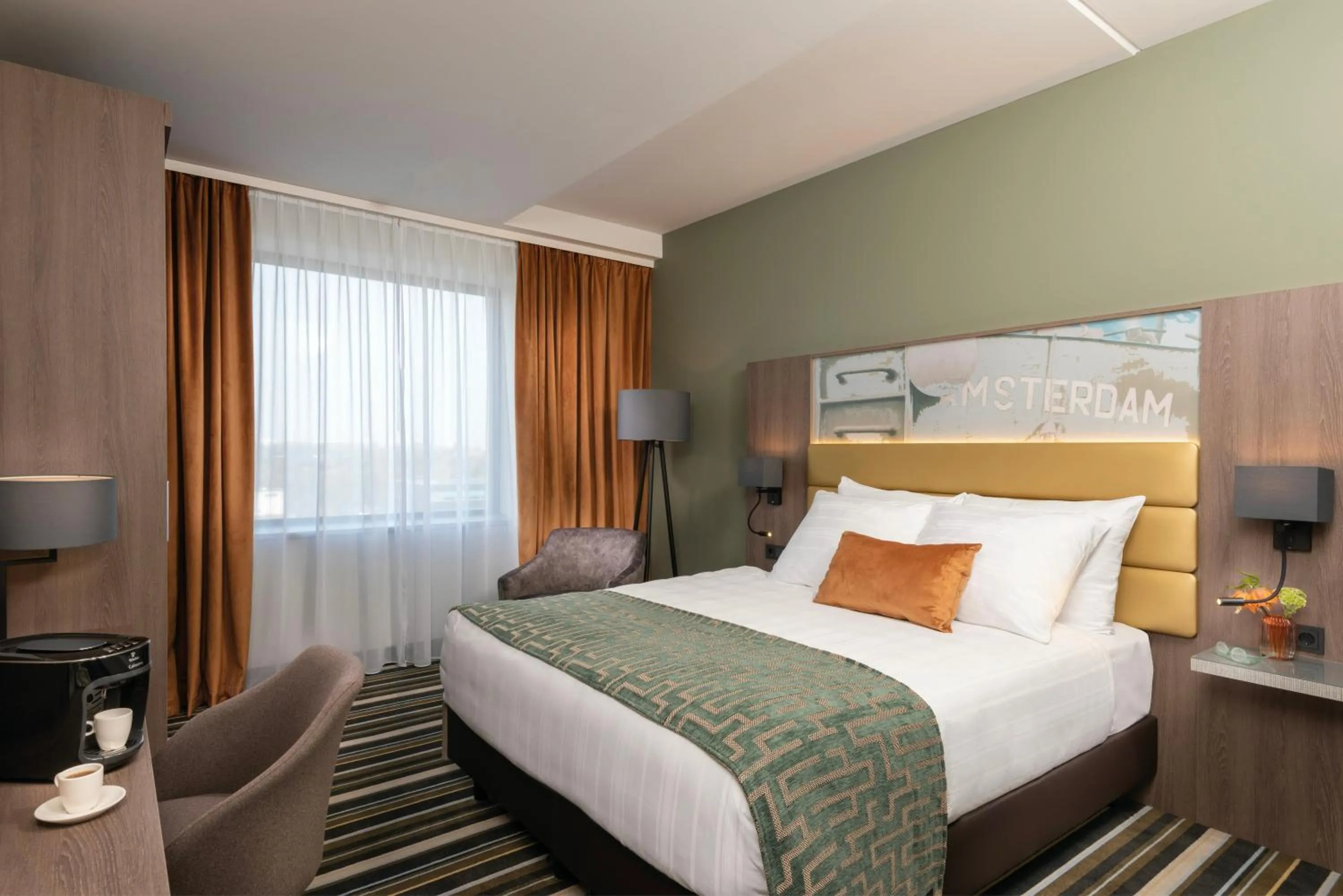 Facade/entrance, Bed in Leonardo Royal Hotel Amsterdam