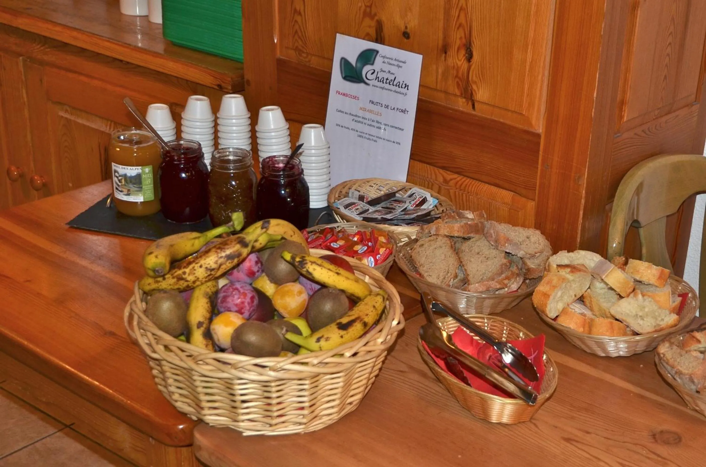 Breakfast in Hôtel L'Echaillon