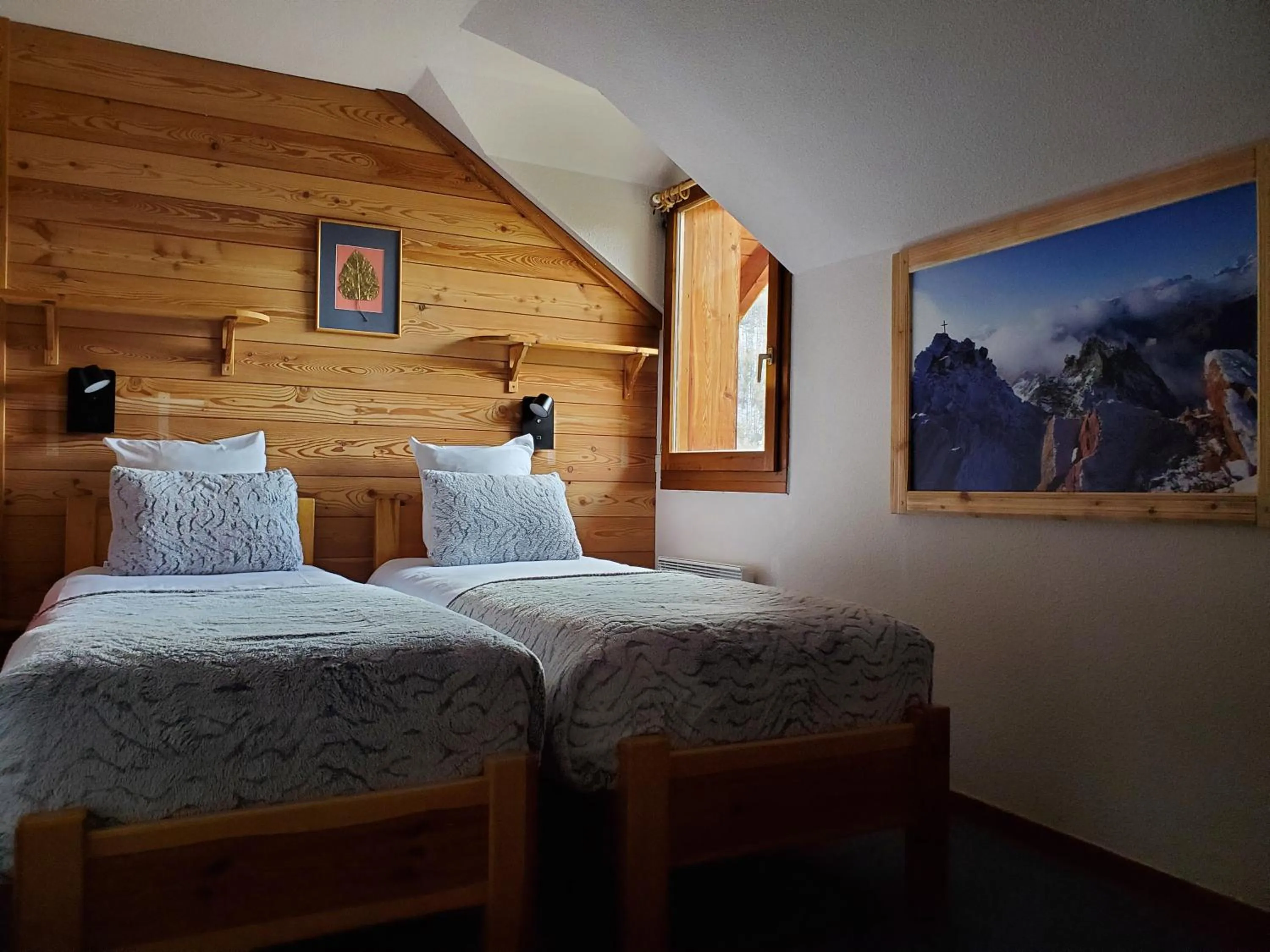 Bedroom, Bed in Hôtel L'Echaillon