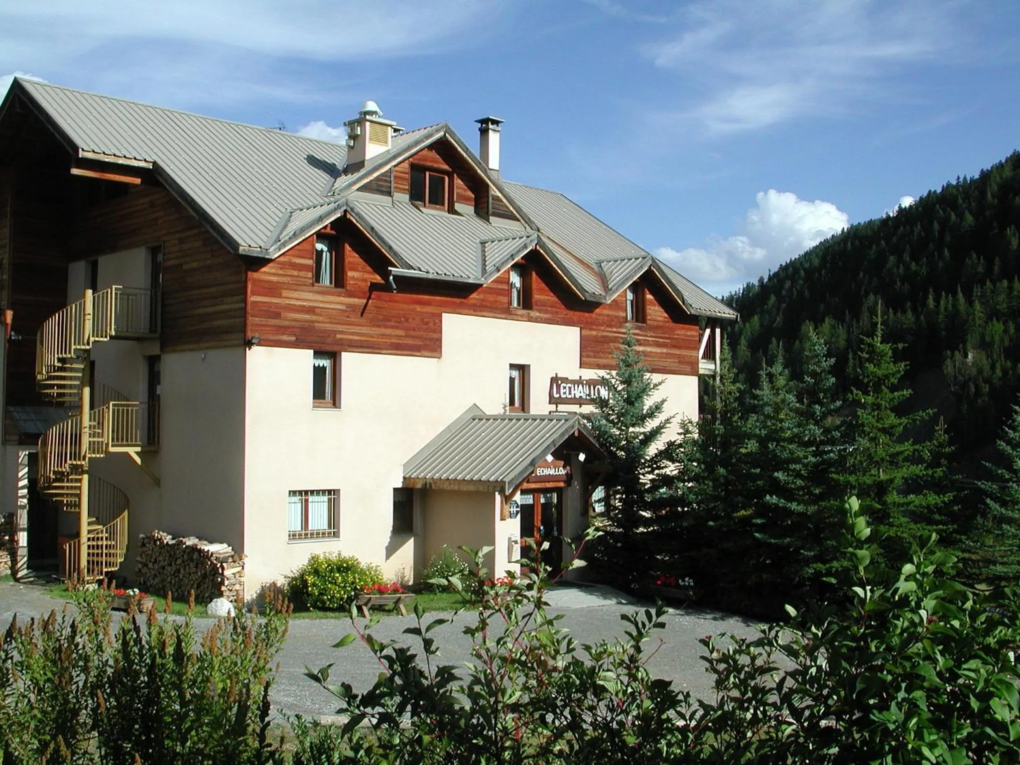Facade/entrance in Hôtel L'Echaillon