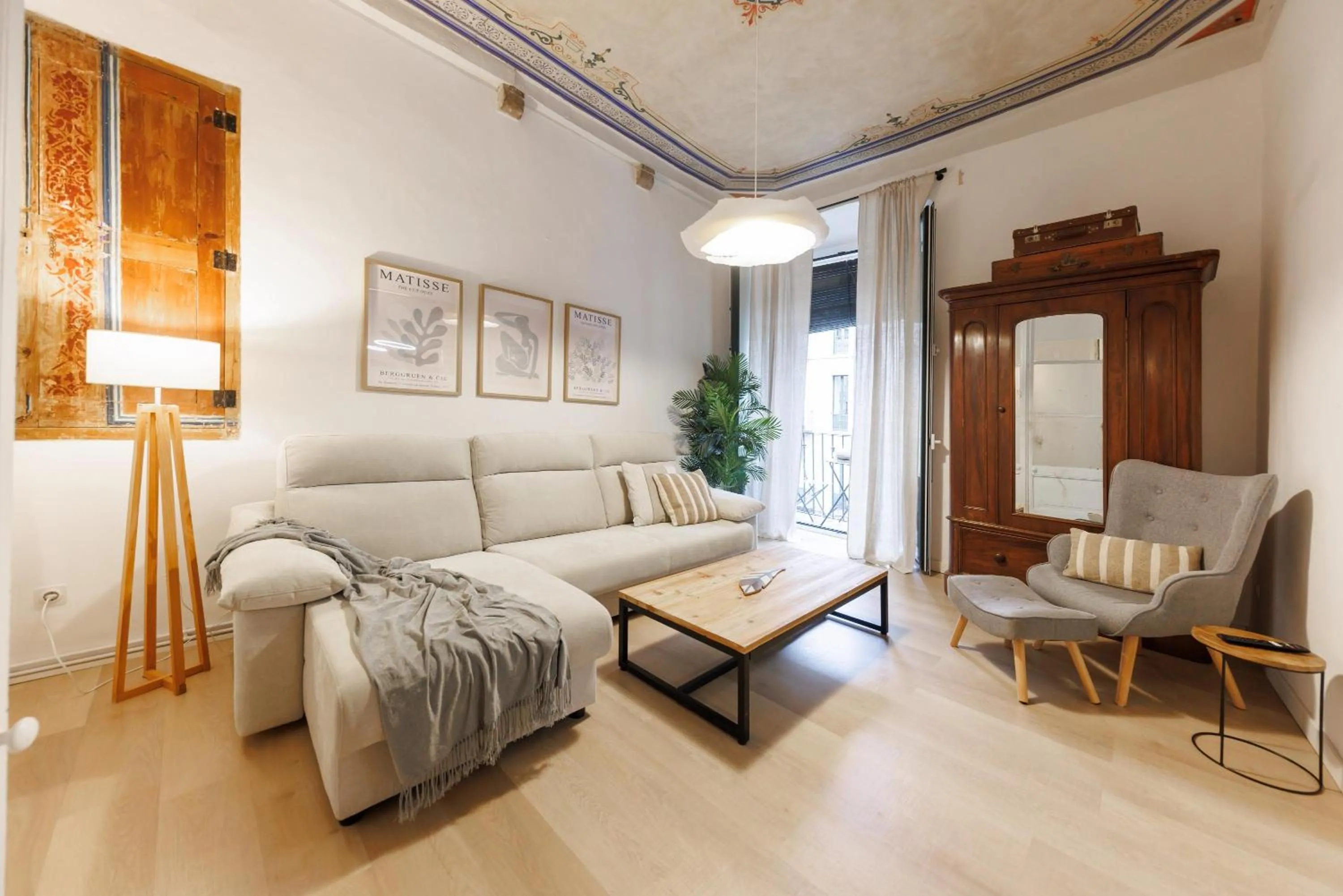 Living room, Bed in Bravissimo Plaça del Vi, Authentic Historic Apartment