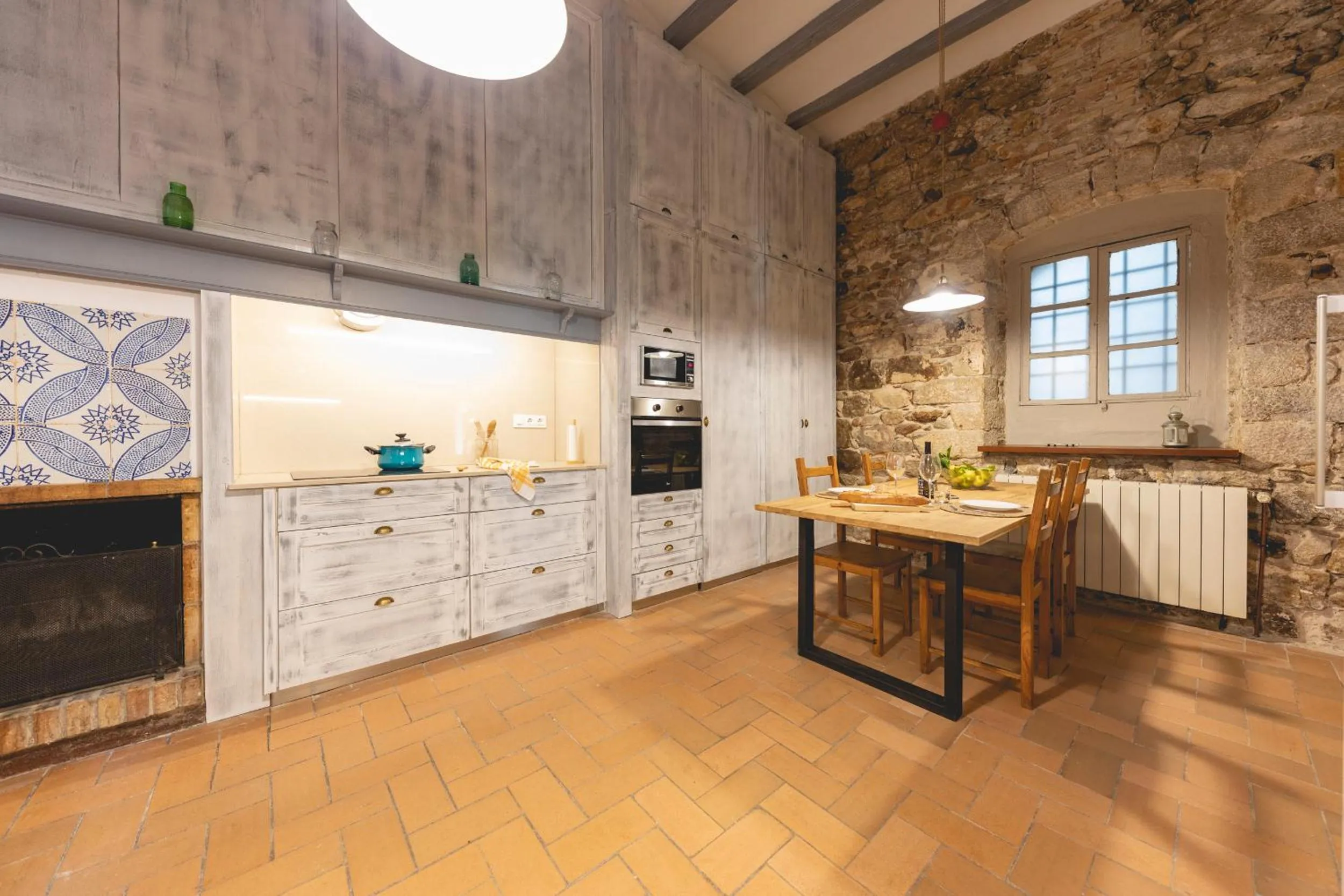 Kitchen or kitchenette in Bravissimo Plaça del Vi, Authentic Historic Apartment