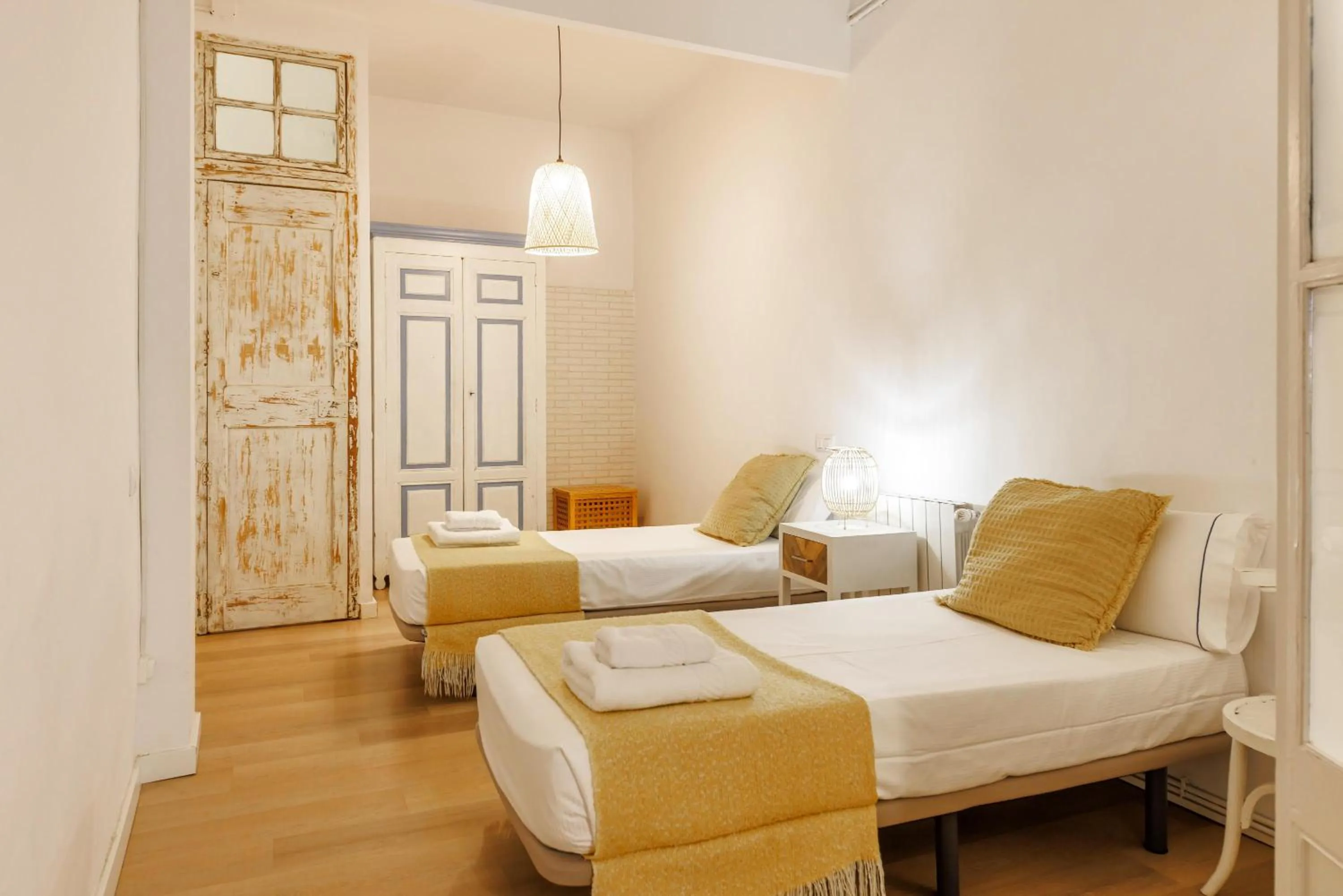 Bed in Bravissimo Plaça del Vi, Authentic Historic Apartment