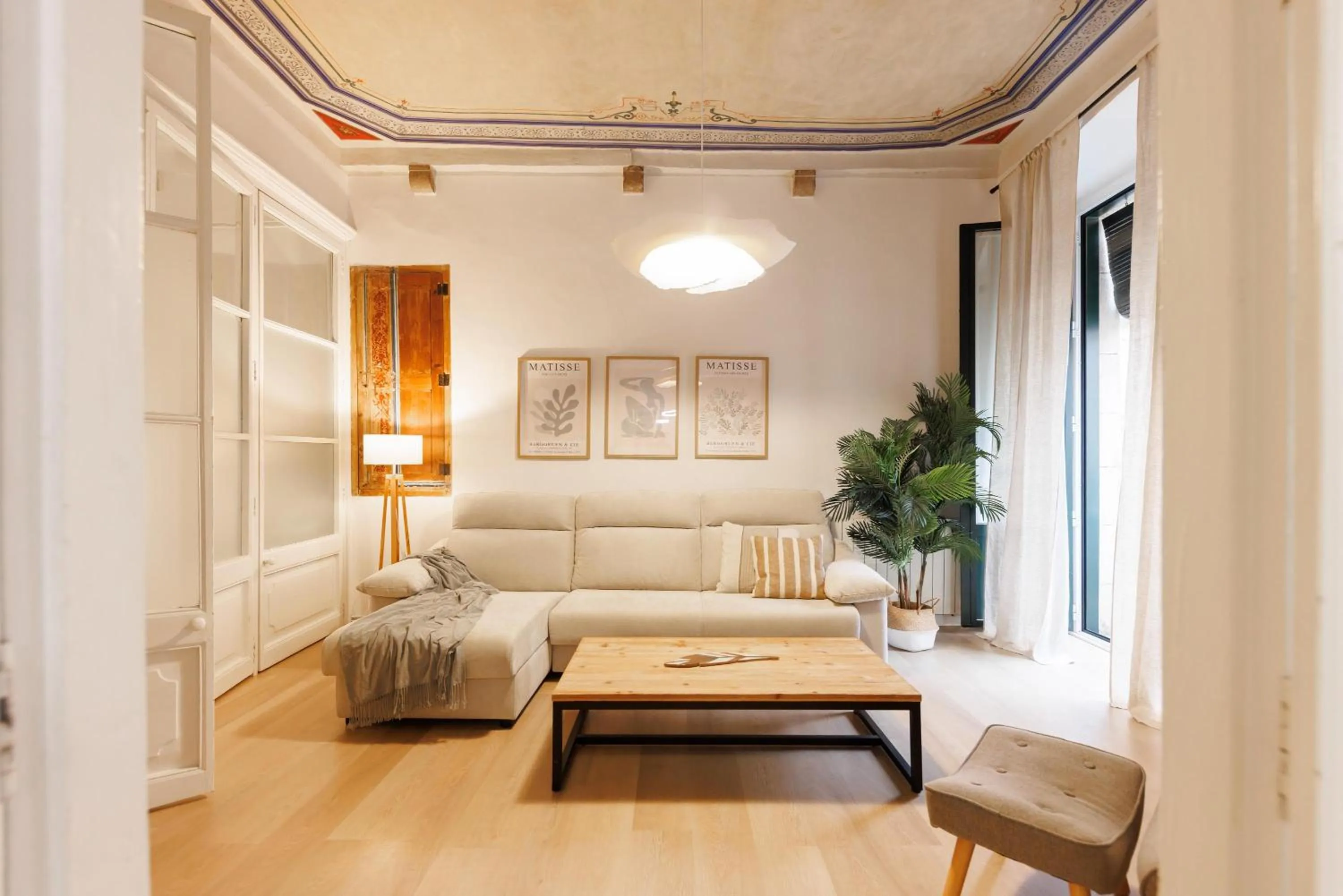 Living room in Bravissimo Plaça del Vi, Authentic Historic Apartment
