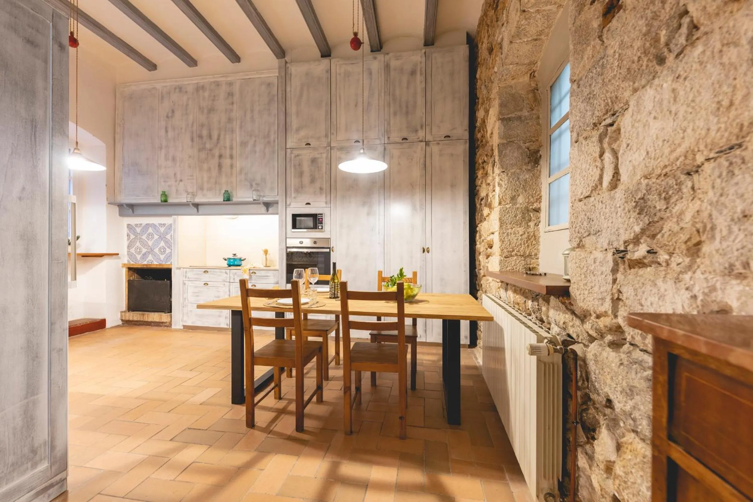 Kitchen or kitchenette in Bravissimo Plaça del Vi, Authentic Historic Apartment