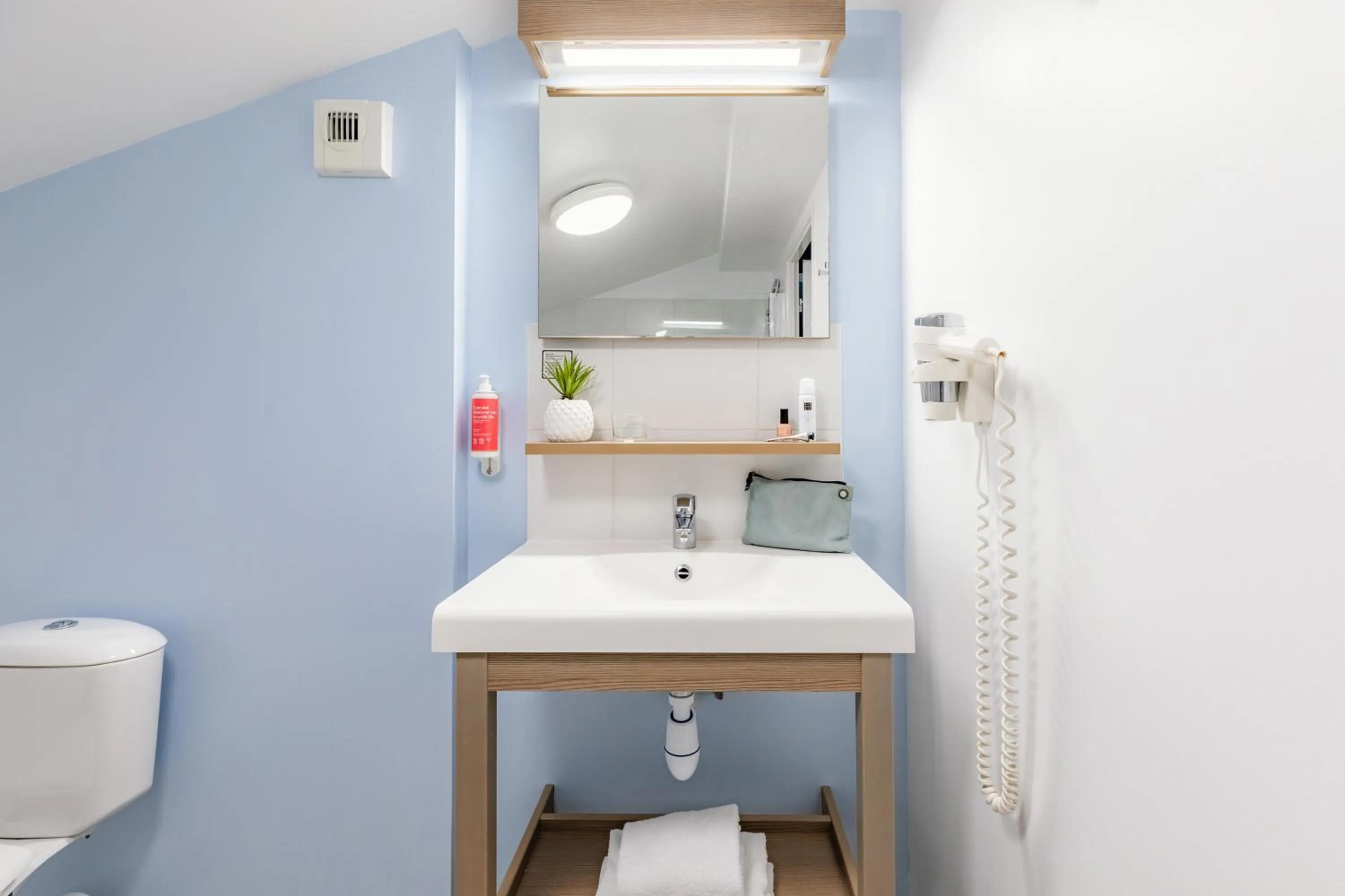 Toilet in Appart'City Confort Niort Centre