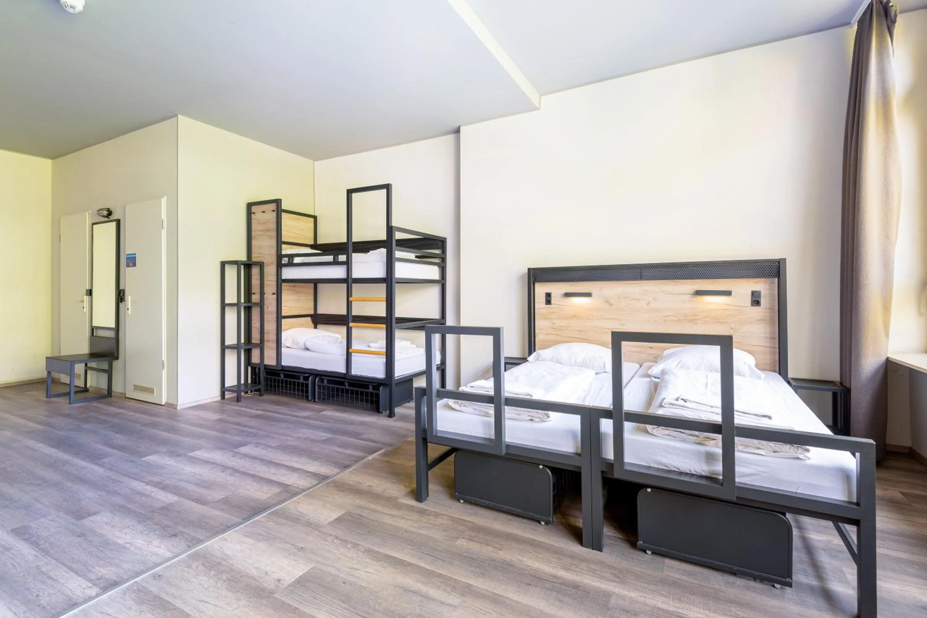 Photo of the whole room, Bed in a&o Frankfurt Galluswarte