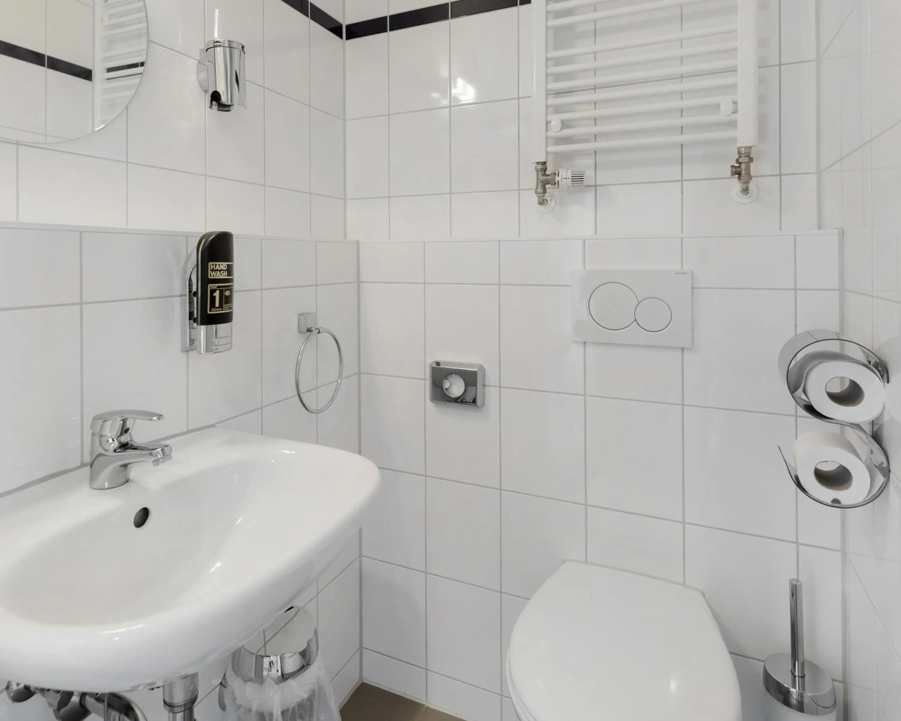 Bathroom in a&o Frankfurt Galluswarte