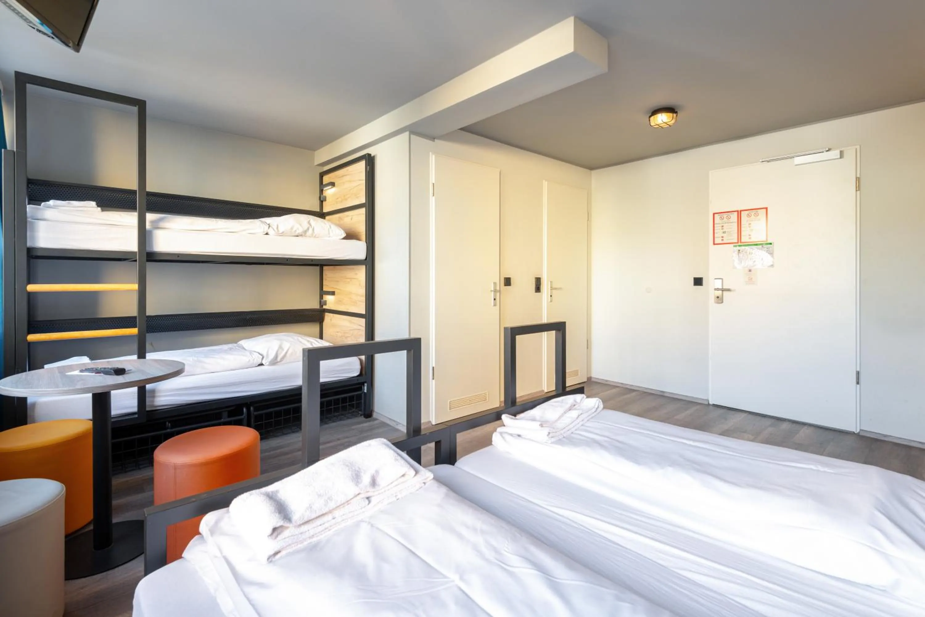 Bedroom, Bed in a&o Frankfurt Galluswarte