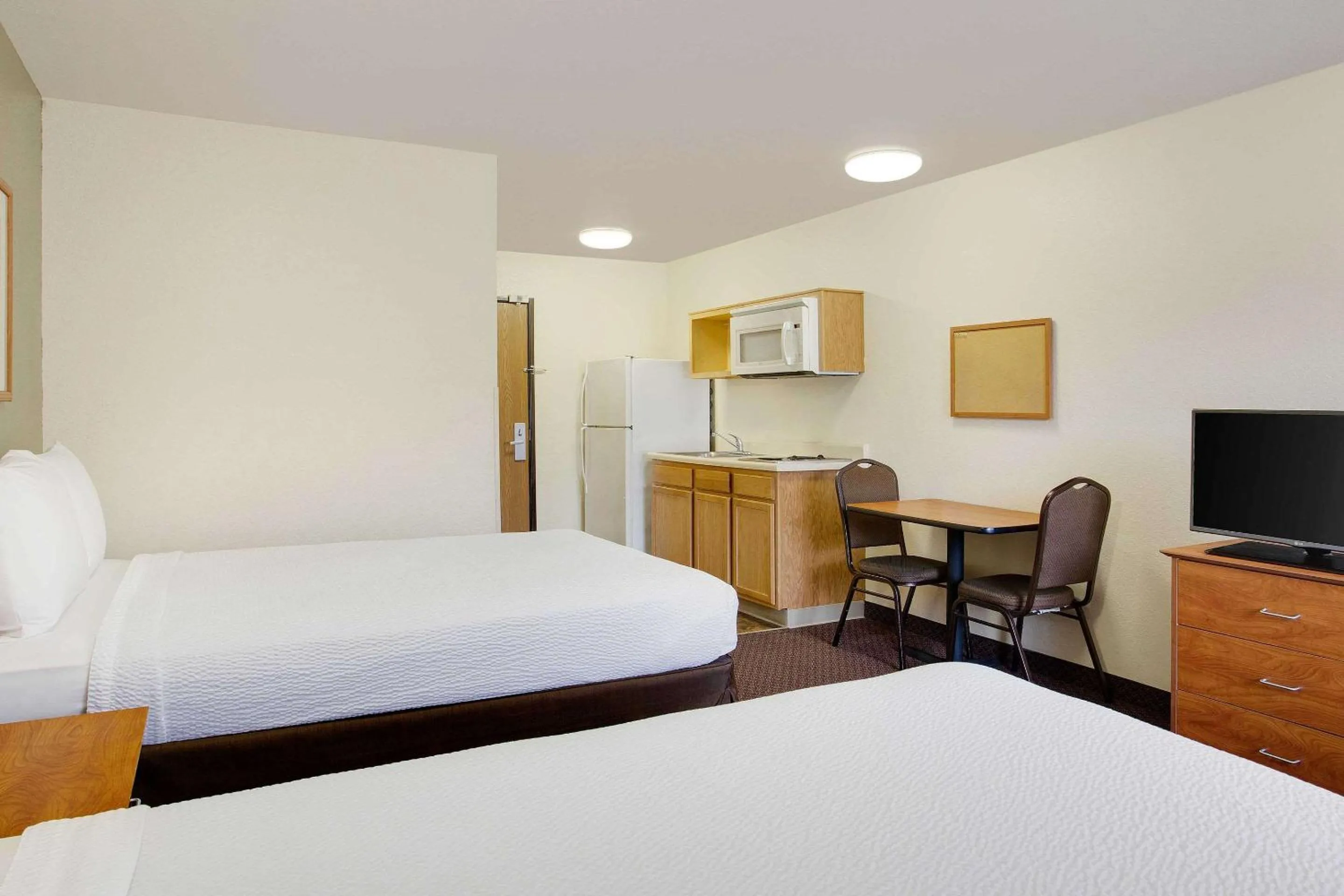 Photo of the whole room, Bed in WoodSpring Suites Chesapeake-Norfolk South