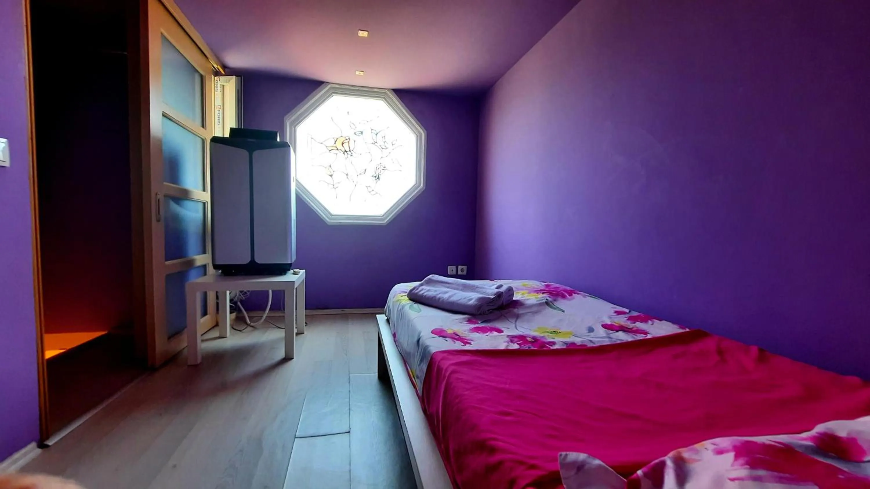 Photo of the whole room, Bed in Aloha Apartments with pool