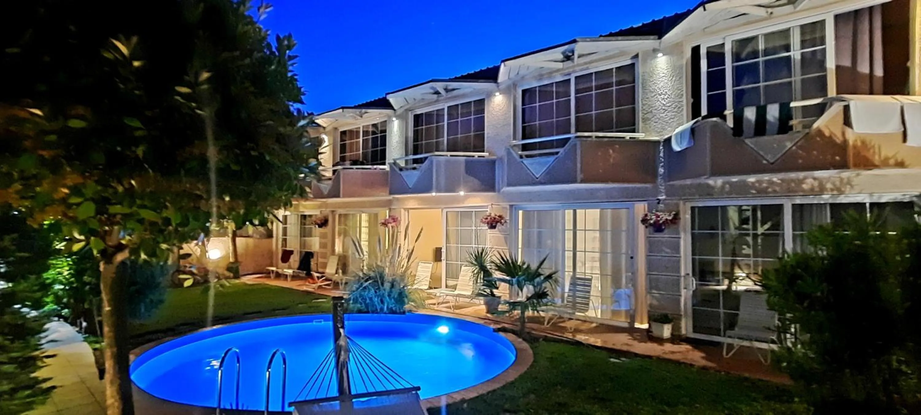 Property building in Aloha Apartments with pool