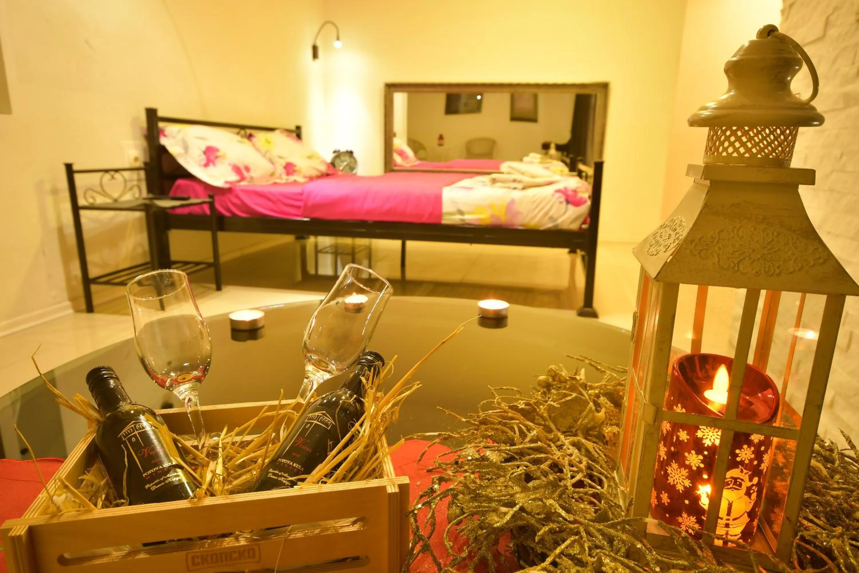 Bedroom, Bed in Aloha Apartments with pool