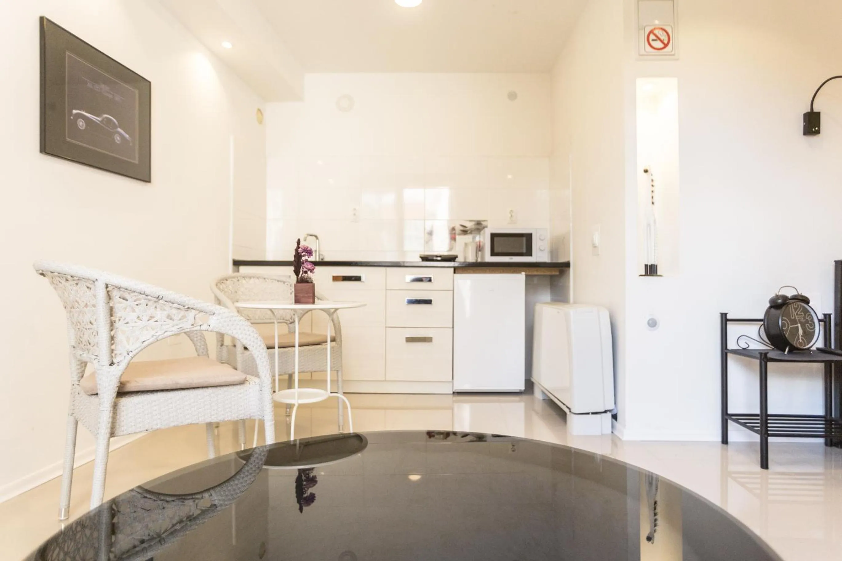 Kitchen or kitchenette in Aloha Apartments with pool