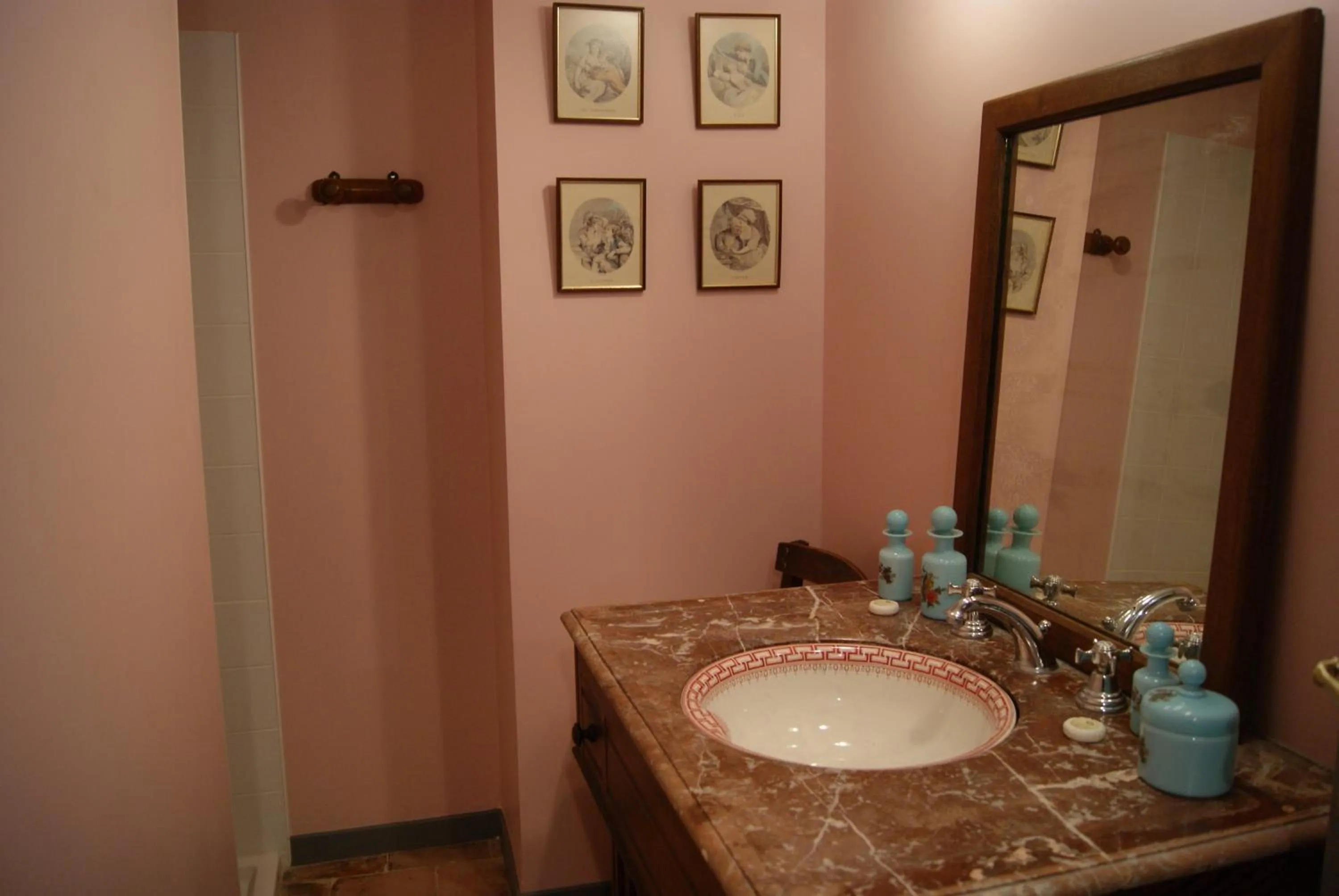Bathroom in Logis Hotel - Restaurant La Marbrerie
