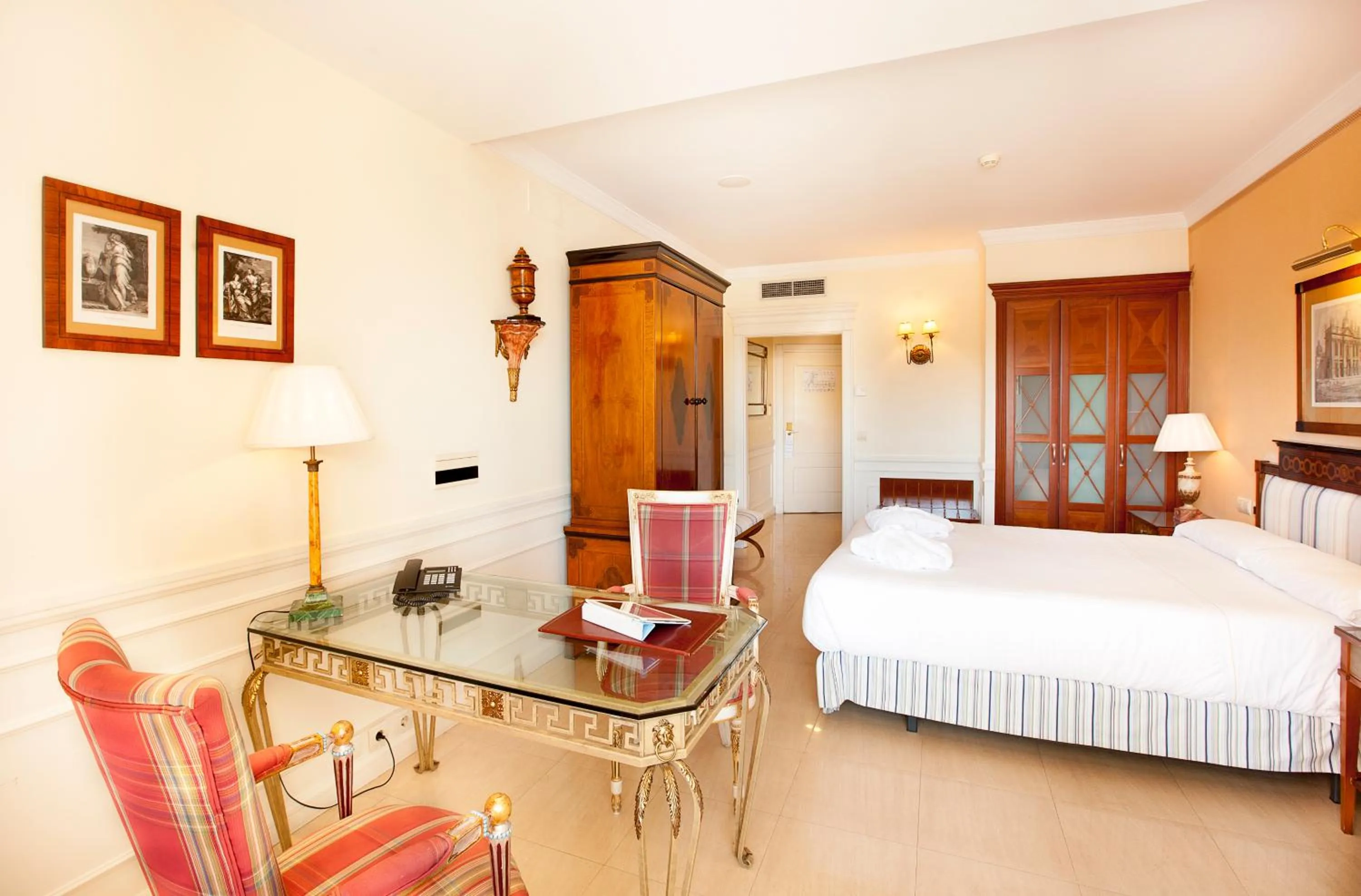 Photo of the whole room, Bed in Apartamentos Guadalpin Boutique