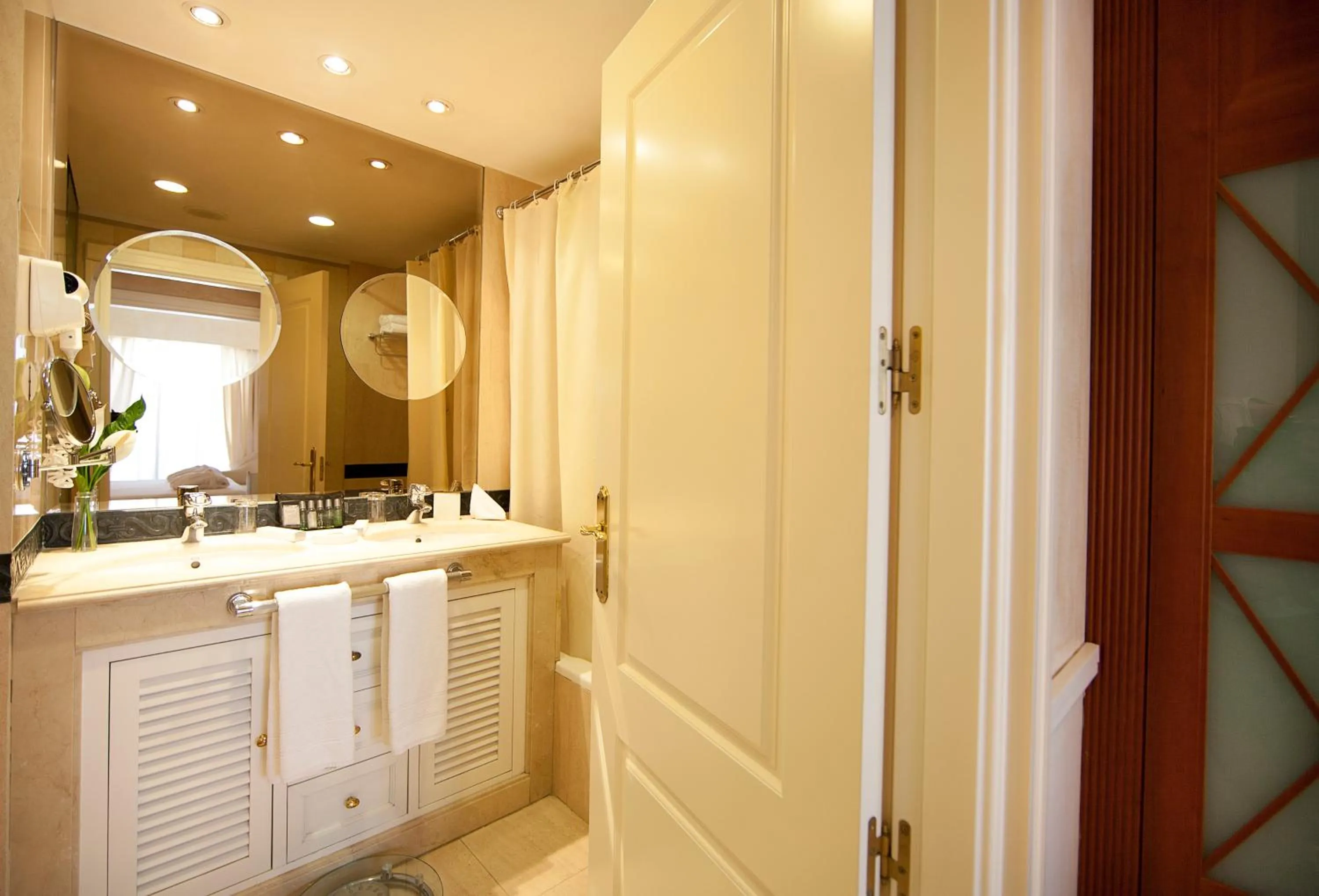 Bathroom in Apartamentos Guadalpin Boutique