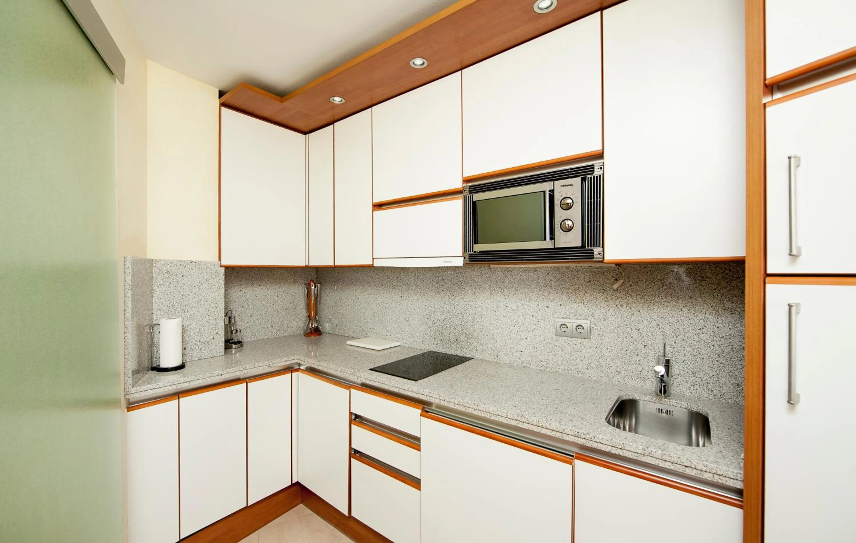 Kitchen or kitchenette in Apartamentos Guadalpin Boutique