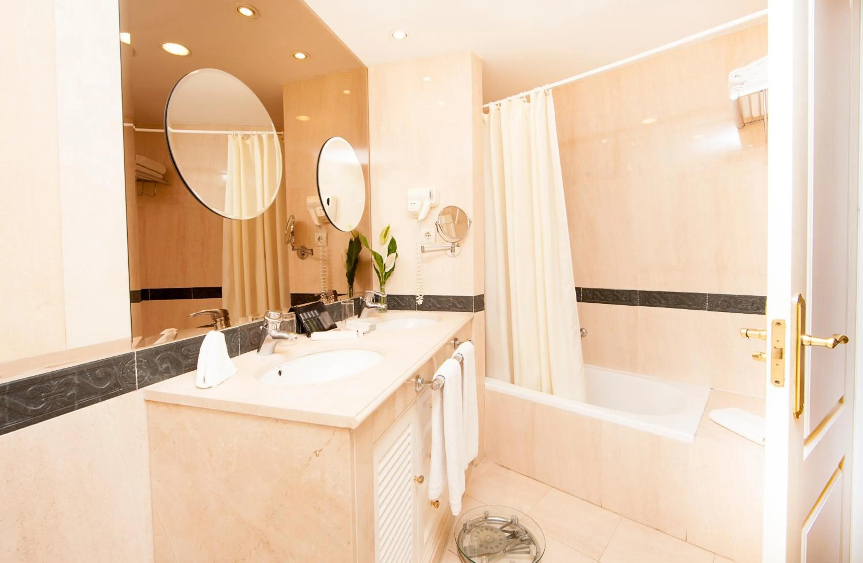 Bathroom in Apartamentos Guadalpin Boutique