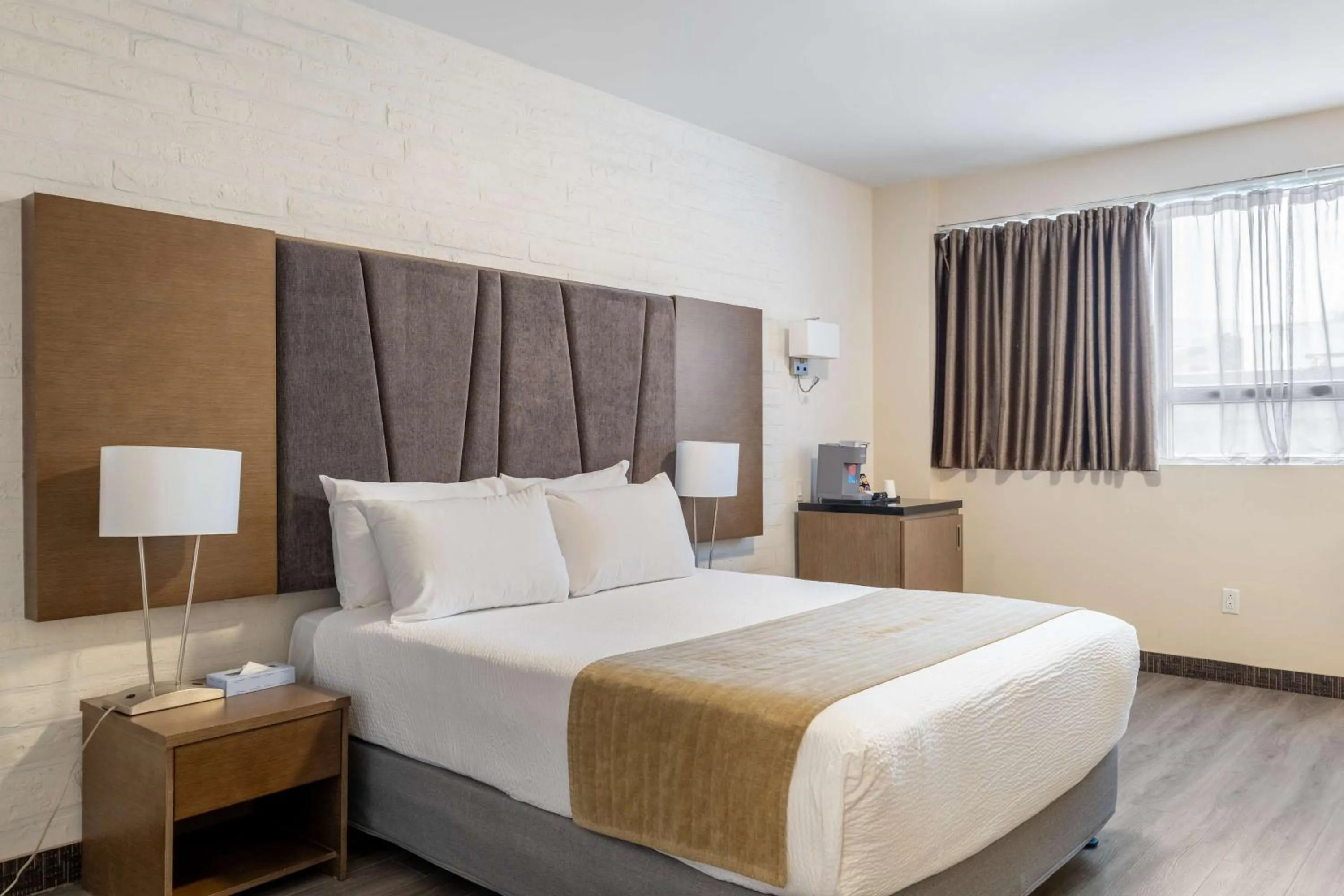 Bedroom, Bed in Hotel Montreal Metropolitan, BW Signature Collection