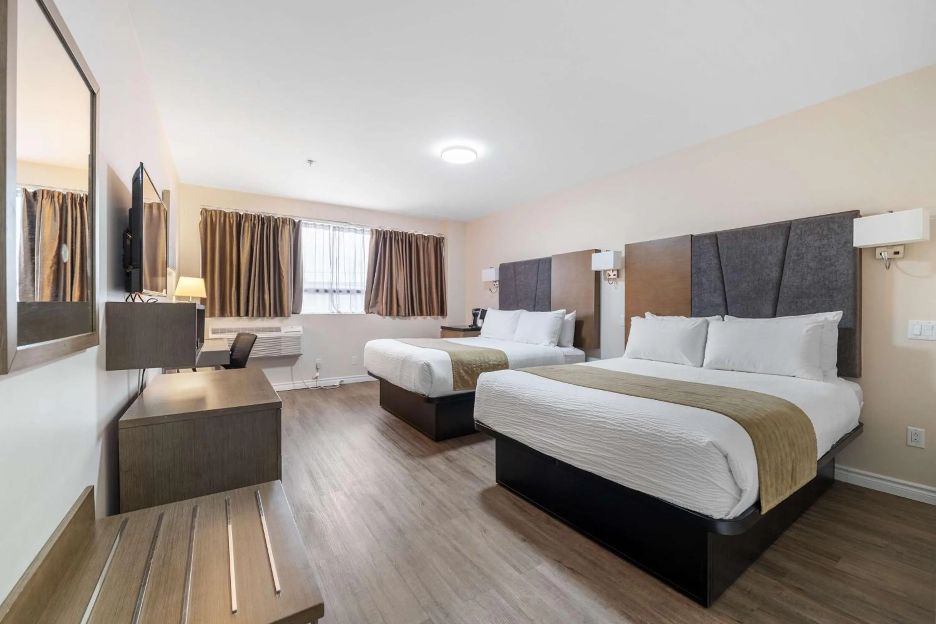 Bedroom, Bed in Hotel Montreal Metropolitan, BW Signature Collection