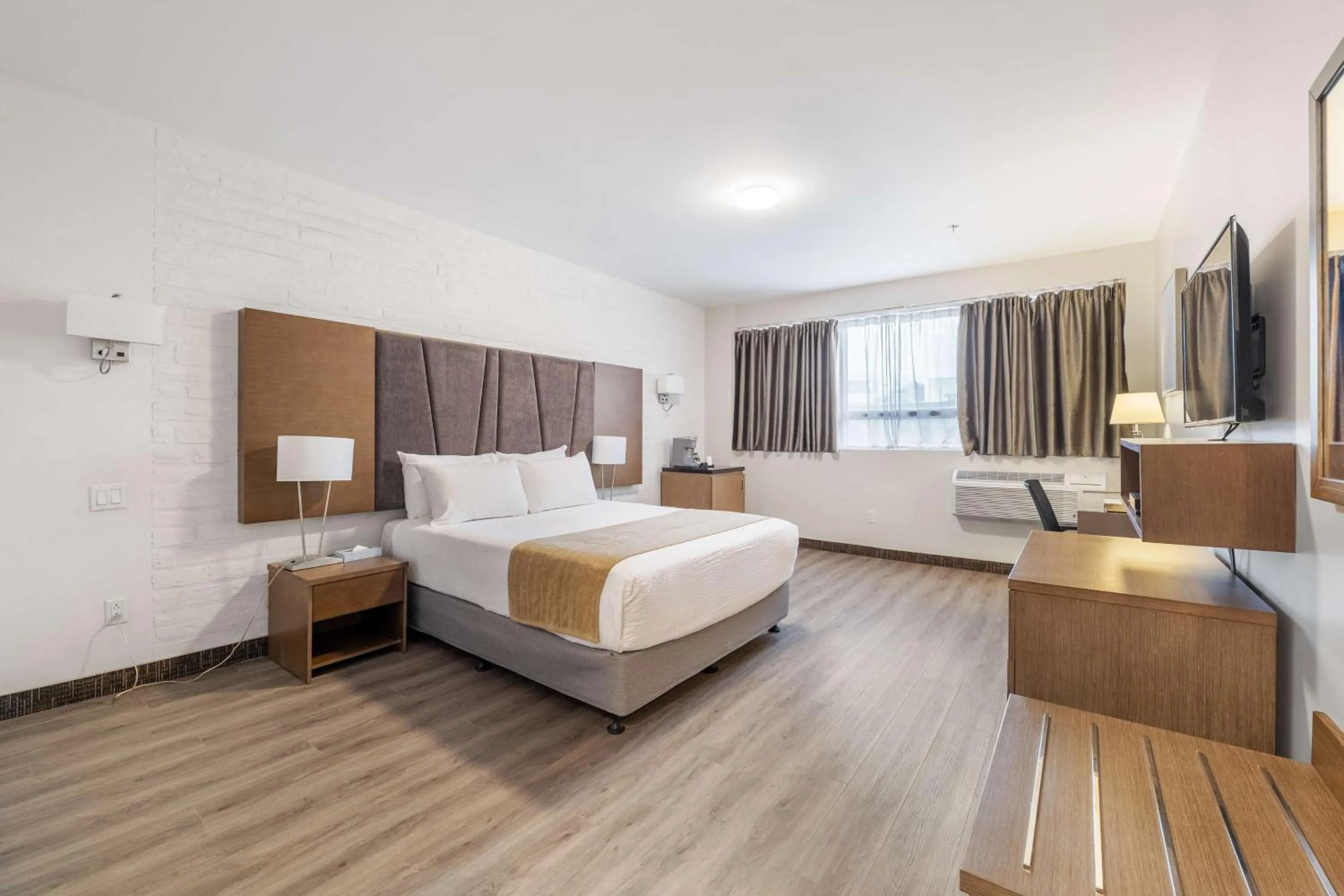 Bedroom, Bed in Hotel Montreal Metropolitan, BW Signature Collection