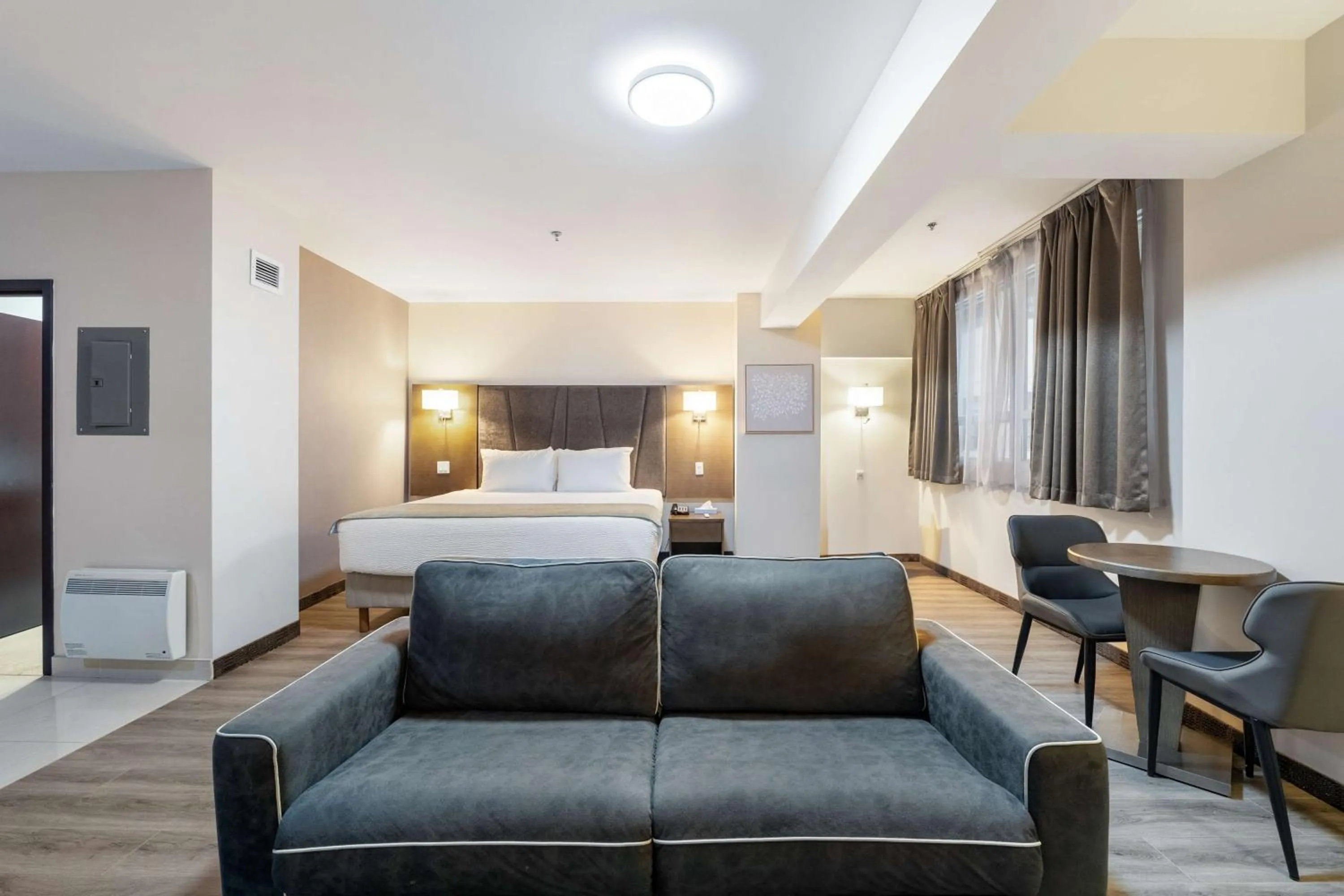 Bedroom in Hotel Montreal Metropolitan, BW Signature Collection