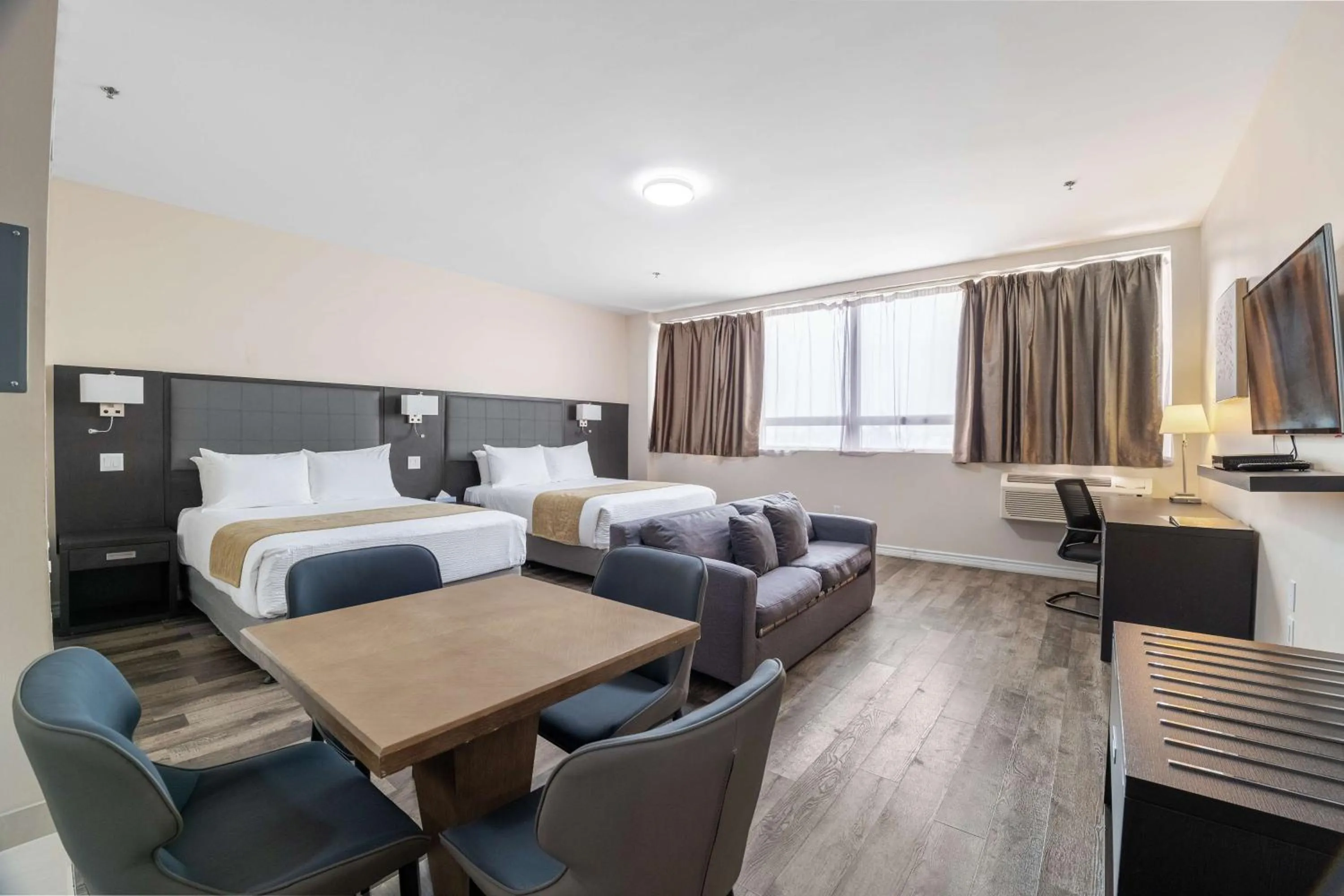 Bedroom, Bed in Hotel Montreal Metropolitan, BW Signature Collection